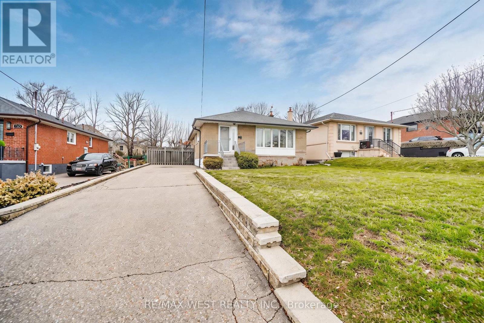 32 Deevale Road, Toronto, Ontario  M3M 1Z3 - Photo 2 - W12972322