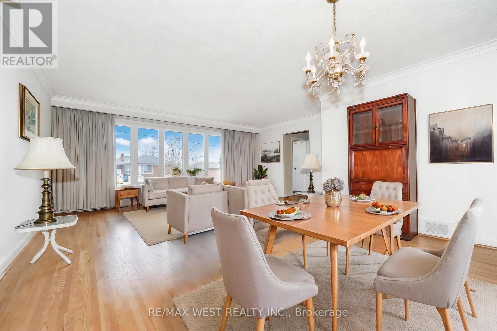 32 Deevale Road, Toronto, Ontario  M3M 1Z3 - Photo 3 - W12972322