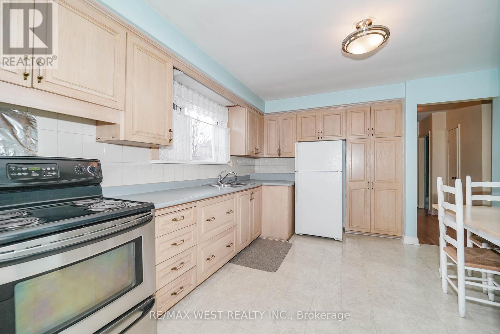 32 Deevale Road, Toronto, Ontario  M3M 1Z3 - Photo 4 - W12972322
