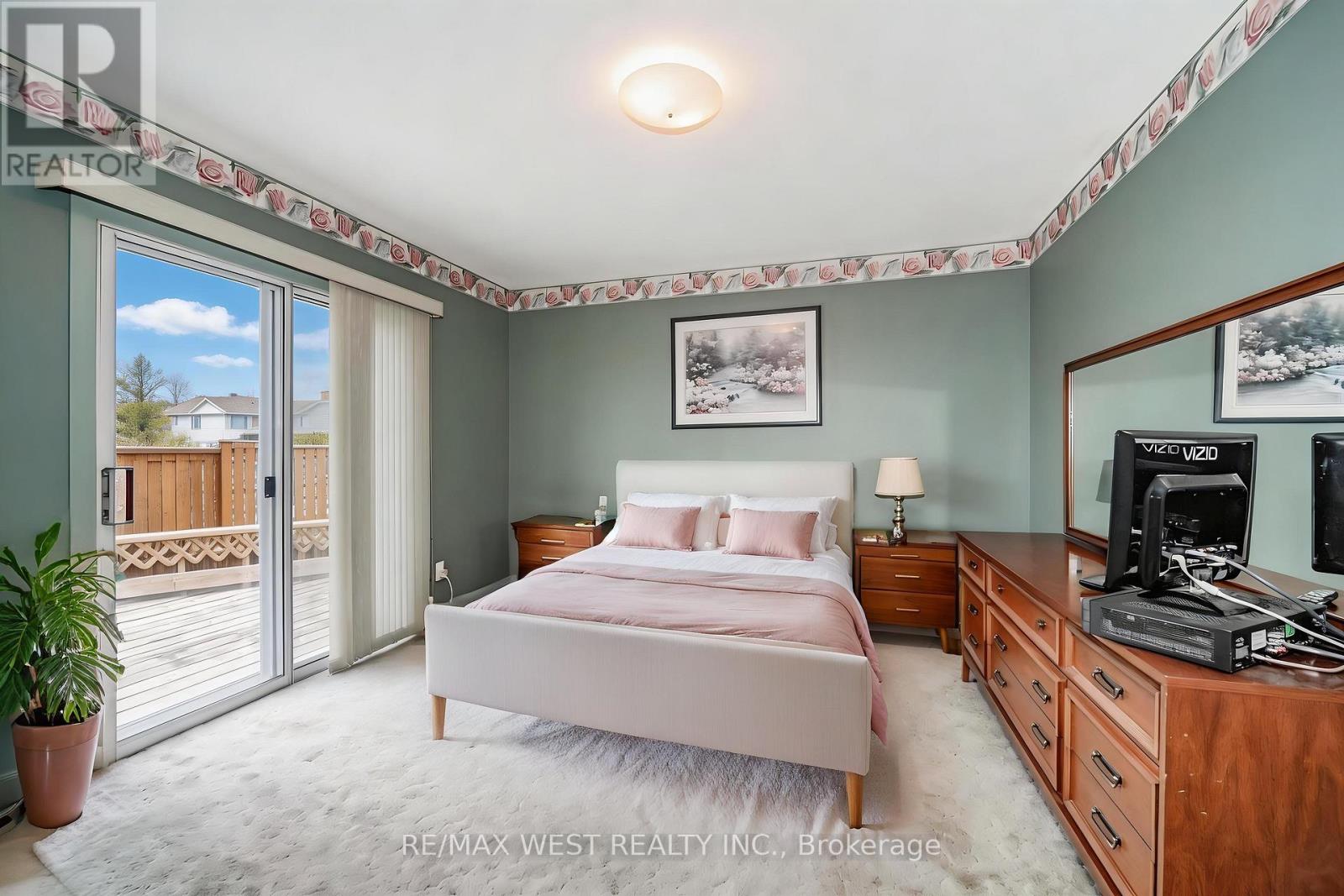 32 Deevale Road, Toronto, Ontario  M3M 1Z3 - Photo 5 - W12972322