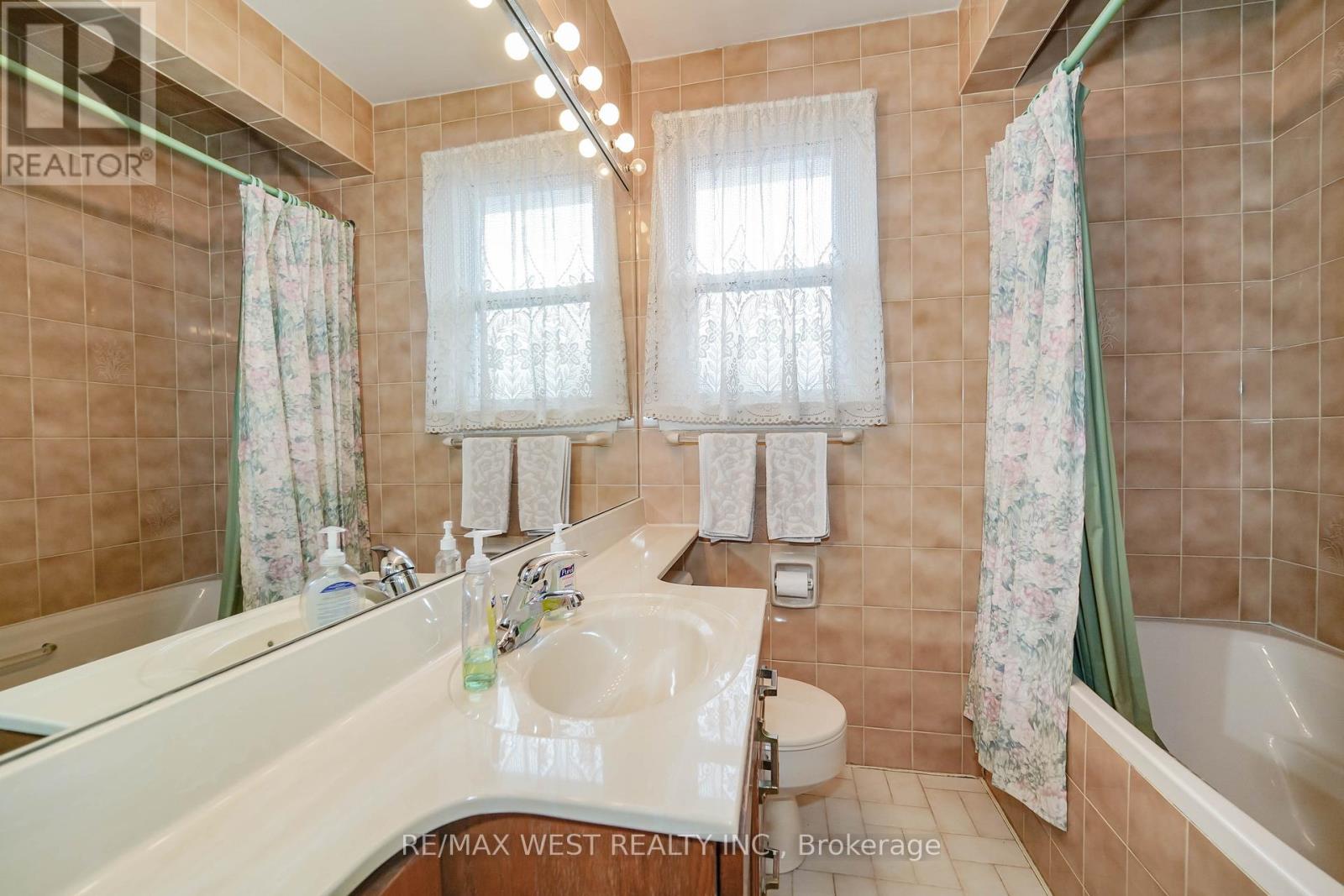 32 Deevale Road, Toronto, Ontario  M3M 1Z3 - Photo 6 - W12972322