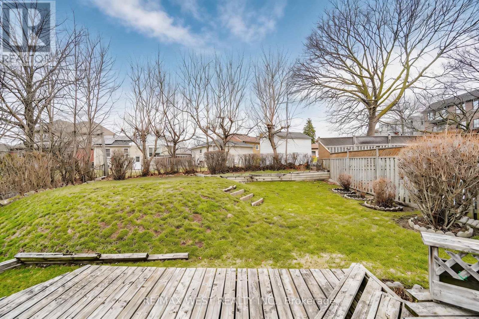 32 Deevale Road, Toronto, Ontario  M3M 1Z3 - Photo 7 - W12972322