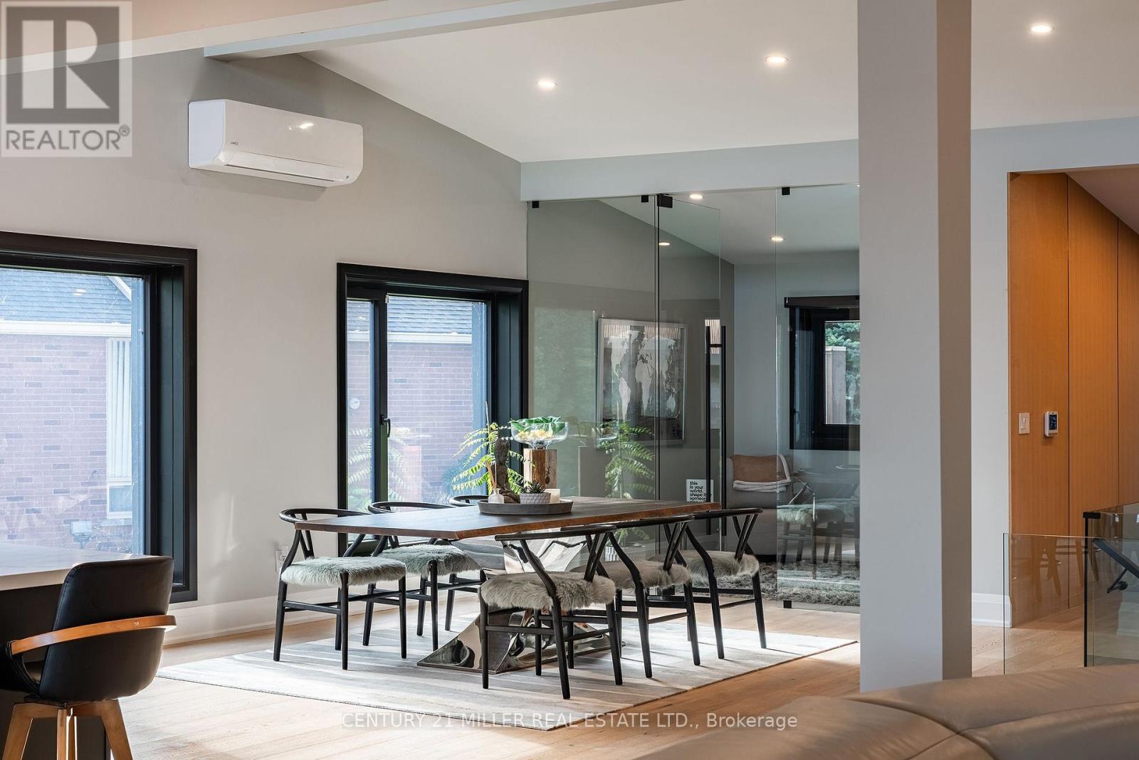 121 Edgecliffe Place, Burlington, Ontario  L7L 3Z2 - Photo 9 - W12972356