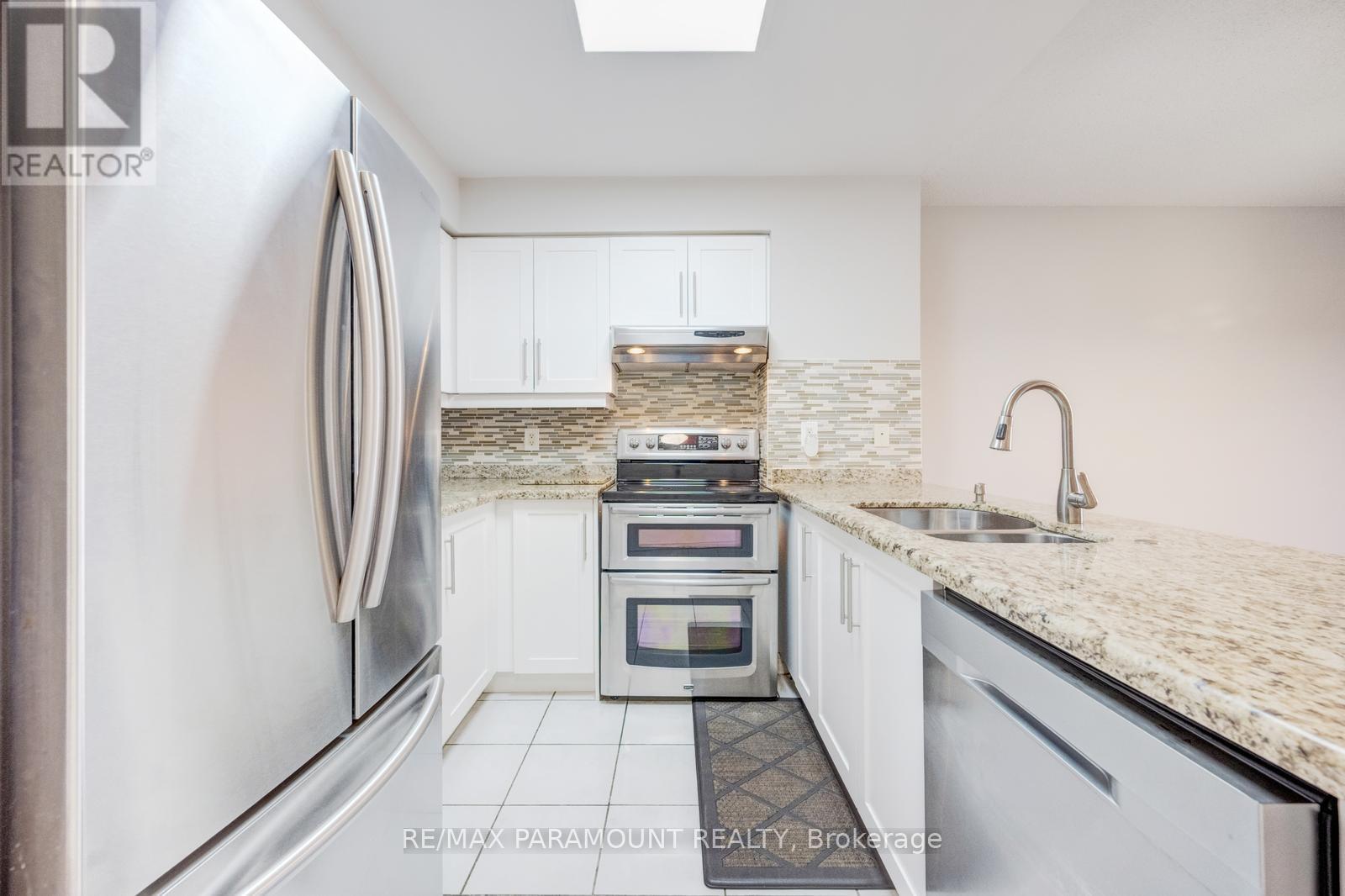 616 - 25 Kingsbridge Garden Circle, Mississauga, Ontario  L5R 4B1 - Photo 12 - W12972360