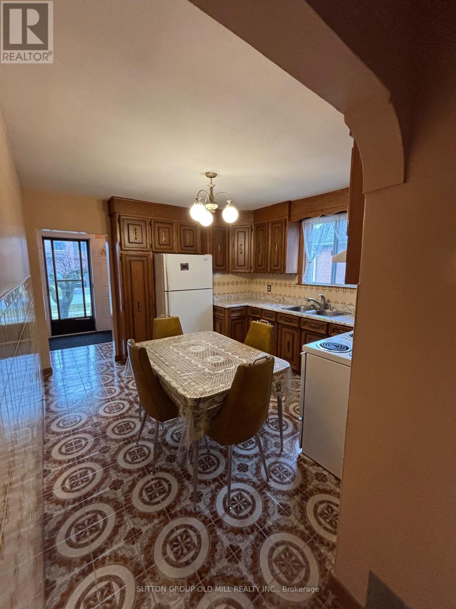 14 Ashmore Avenue, Toronto, Ontario M8Z 4C4 - Photo 7 - W12908528