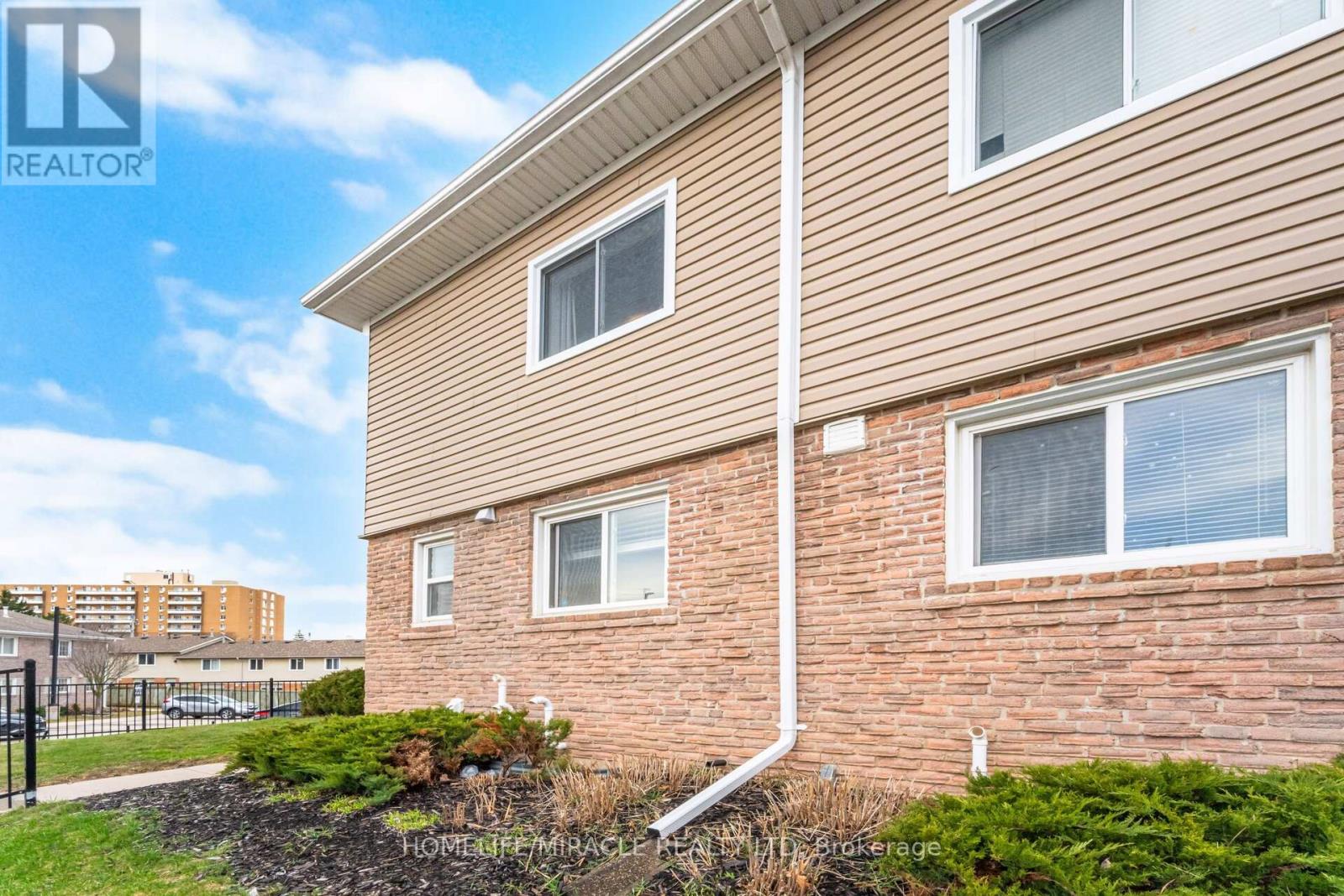 50 Westmount Road, Kitchener, Ontario  N2M 1R5 - Photo 2 - X12972308