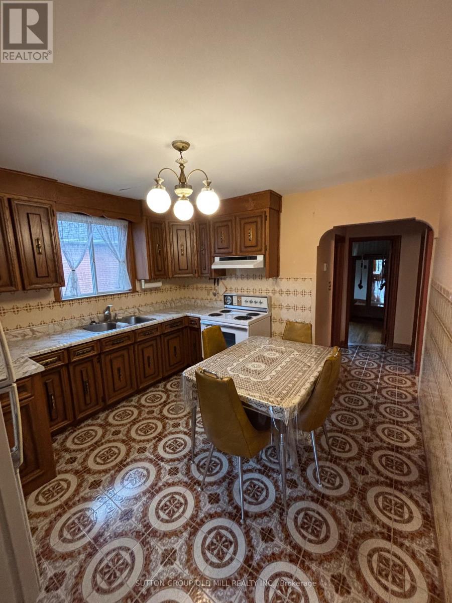 14 Ashmore Avenue, Toronto, Ontario M8Z 4C4 - Photo 9 - W12908528