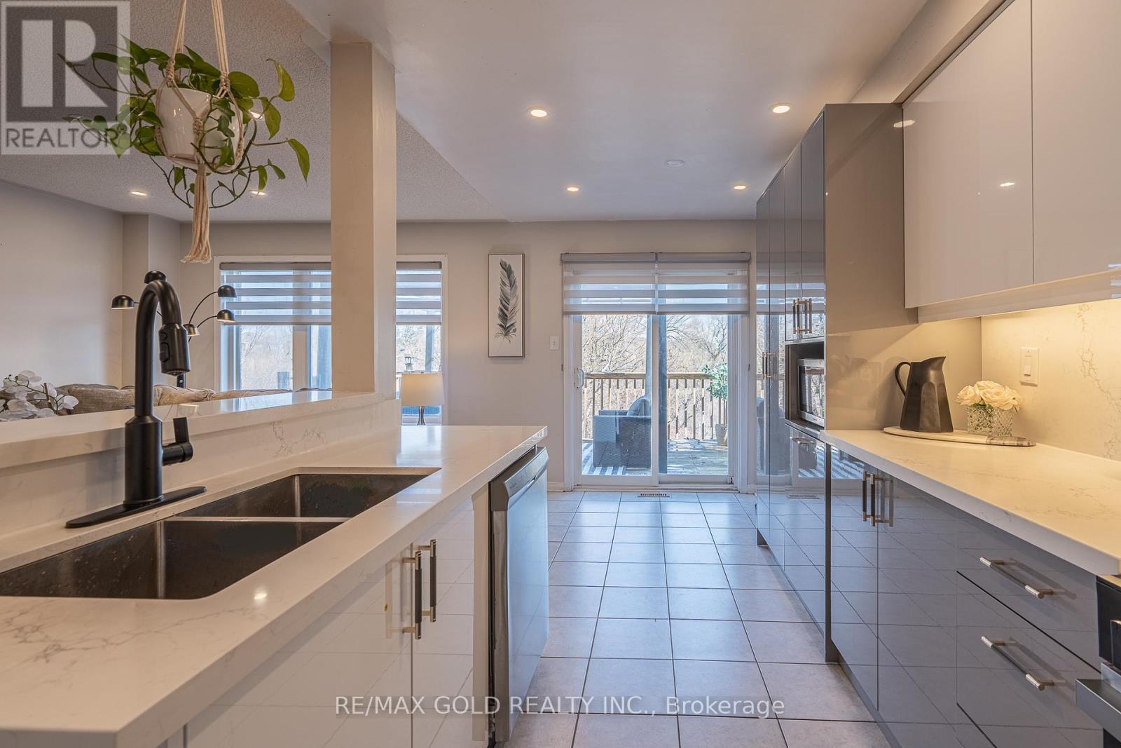 113 Rockgarden Trail, Brampton, Ontario  L6R 3N2 - Photo 6 - W12968656