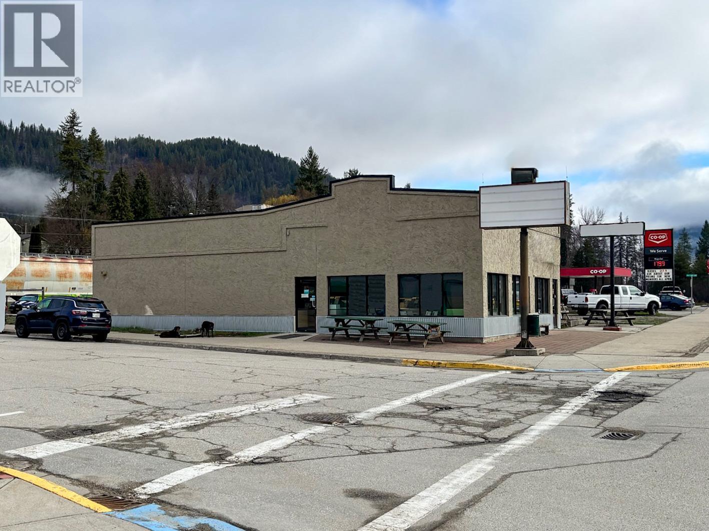 1949 Main Street, Fruitvale, British Columbia V0G 1L0 - Photo 1 - 10382402