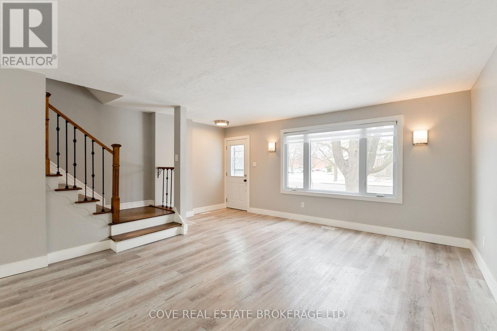 892 Notre Dame Drive, London South, Ontario N6J 3C4 - Photo 3 - X12972498