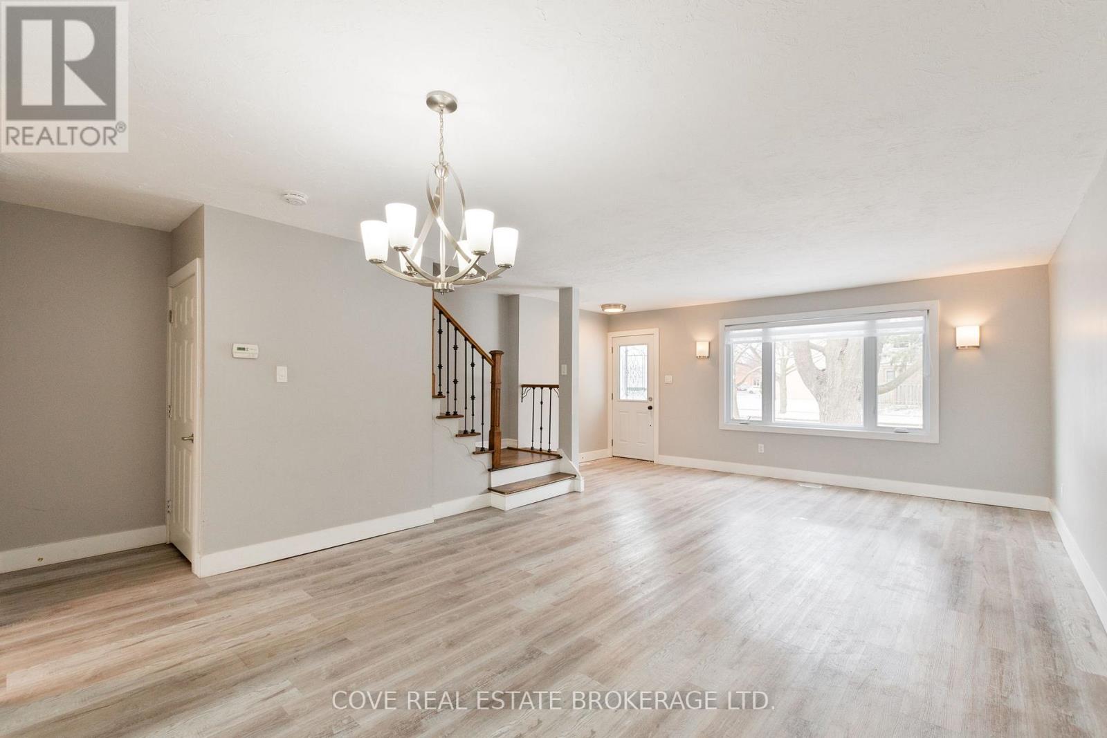 892 Notre Dame Drive, London South, Ontario N6J 3C4 - Photo 5 - X12972498