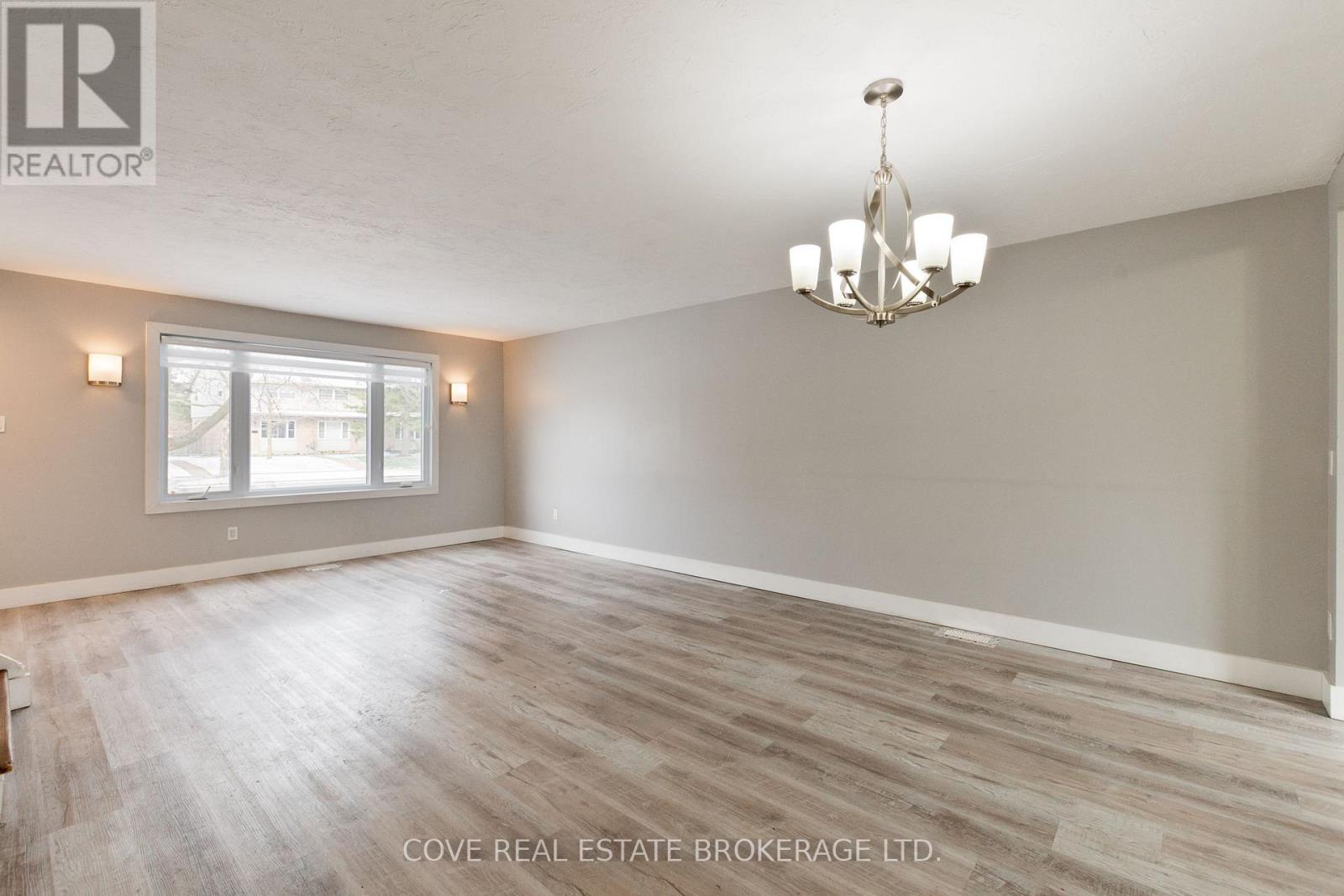 892 Notre Dame Drive, London South, Ontario N6J 3C4 - Photo 8 - X12972498