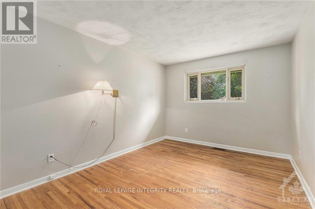 2305 Ryan Drive, Ottawa, Ontario  K2C 1K5 - Photo 10 - X12972534