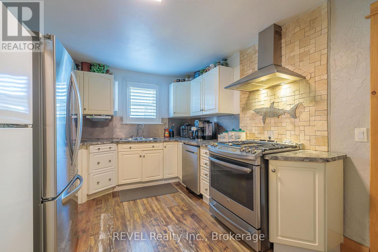 5 Jessie Street, Fort Erie, Ontario  L2A 4E6 - Photo 2 - X12972460