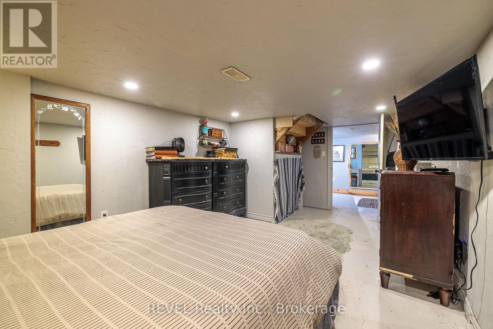 5 Jessie Street, Fort Erie, Ontario  L2A 4E6 - Photo 8 - X12972460