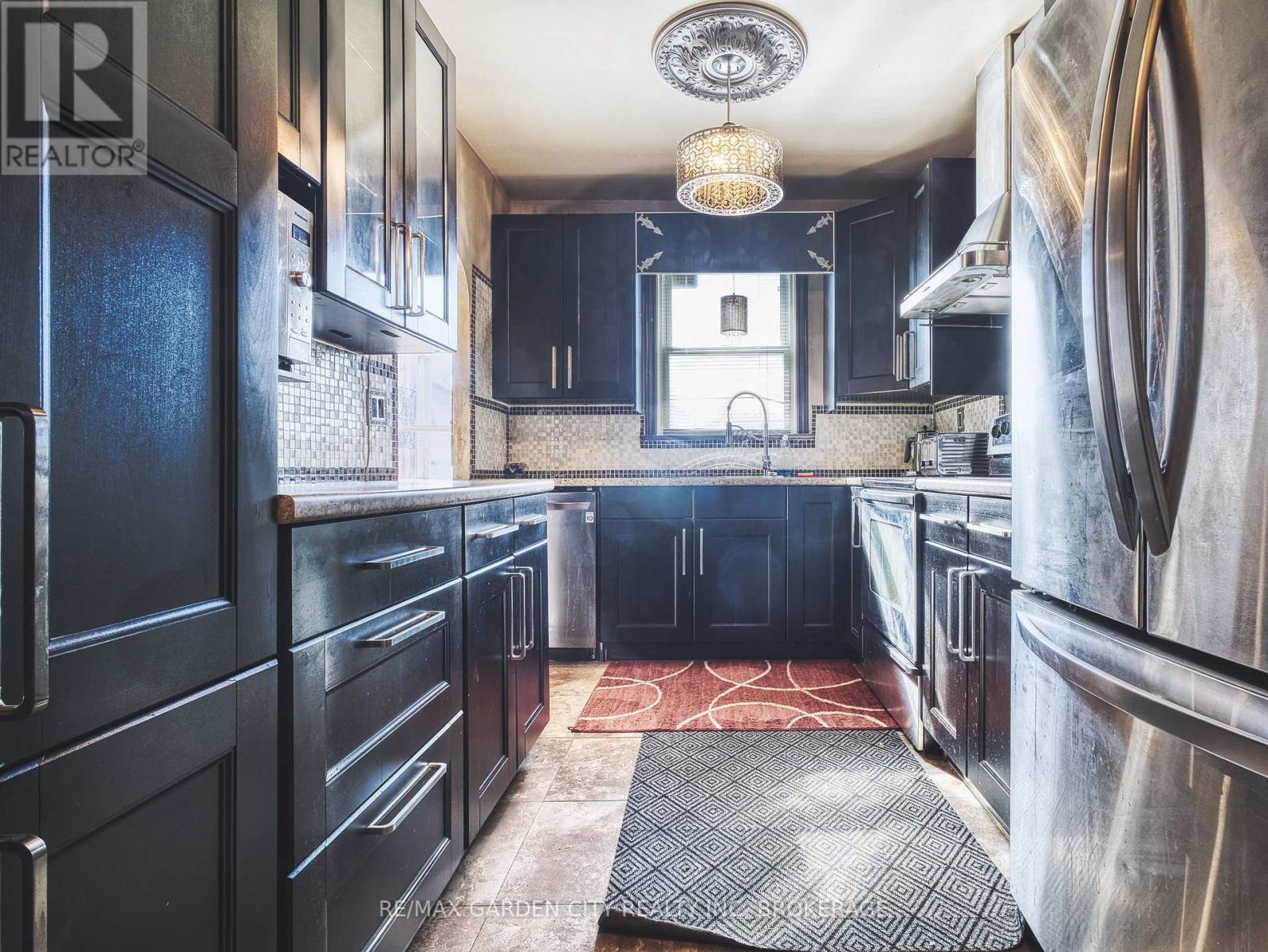 37 Kernahan Street, St. Catharines, Ontario  L2R 4T1 - Photo 12 - X12972468