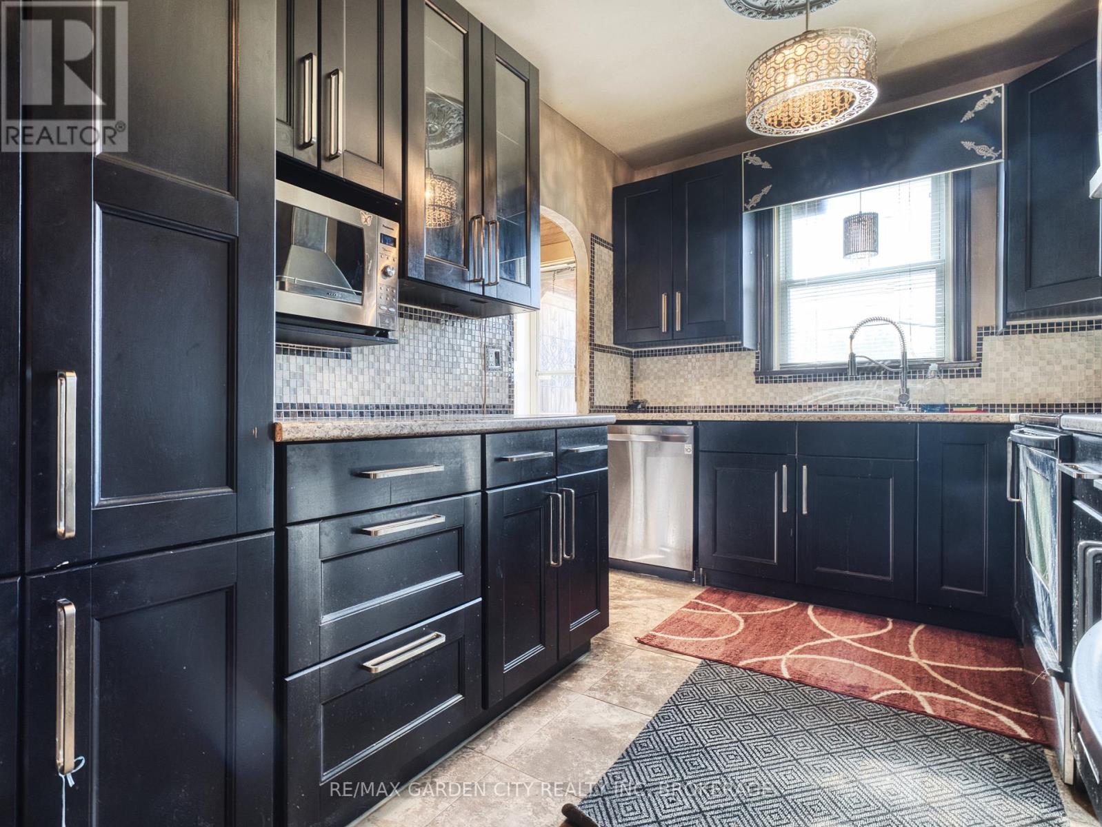 37 Kernahan Street, St. Catharines, Ontario  L2R 4T1 - Photo 13 - X12972468