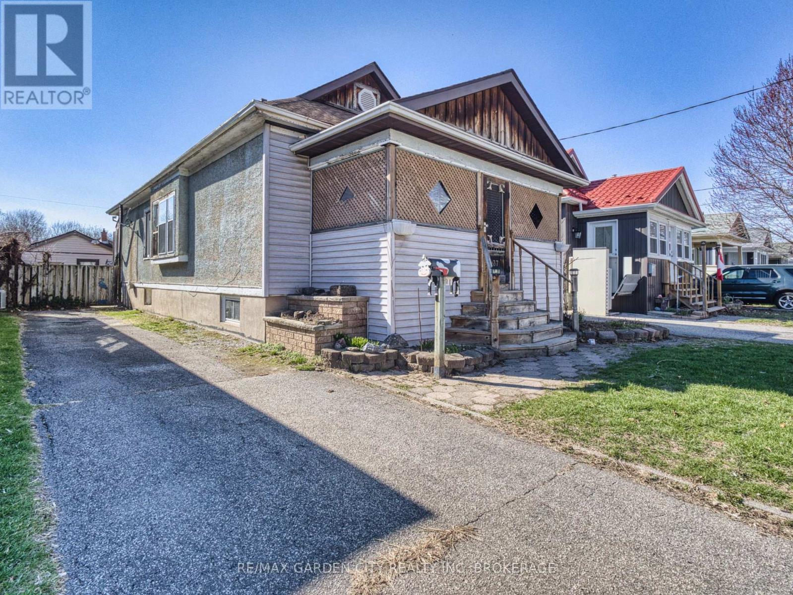 37 Kernahan Street, St. Catharines, Ontario  L2R 4T1 - Photo 2 - X12972468