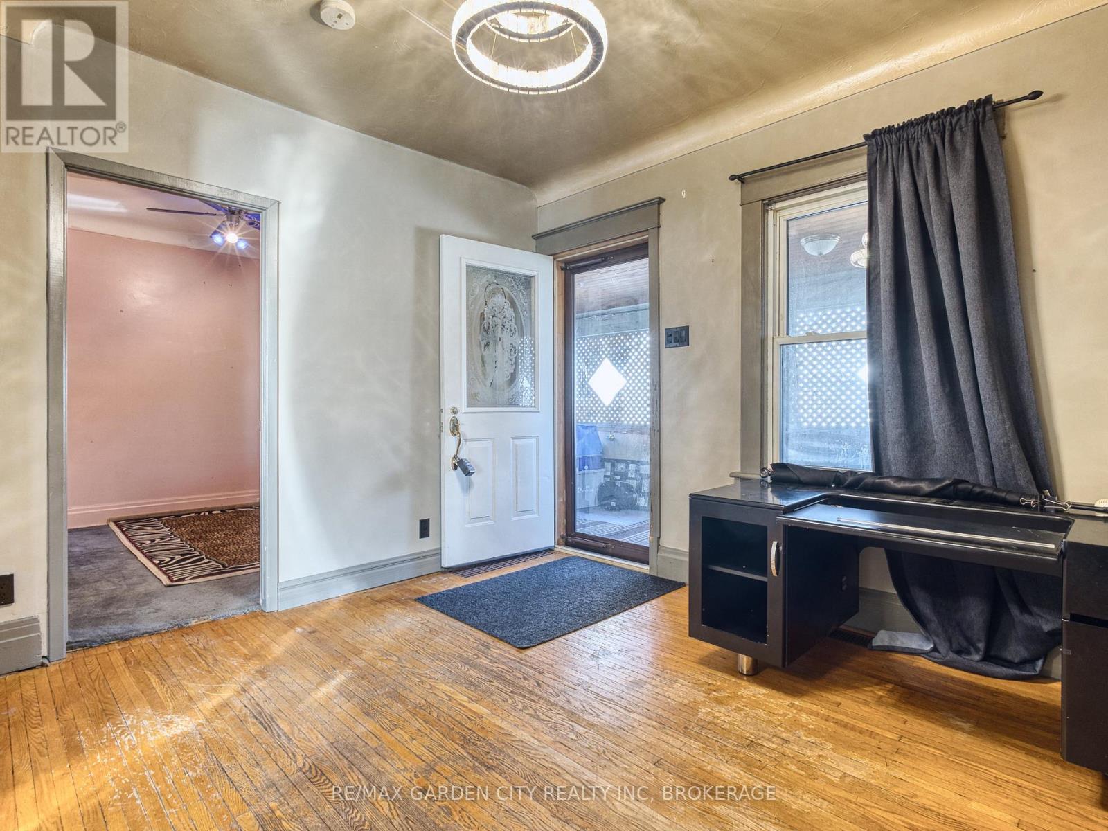 37 Kernahan Street, St. Catharines, Ontario  L2R 4T1 - Photo 5 - X12972468