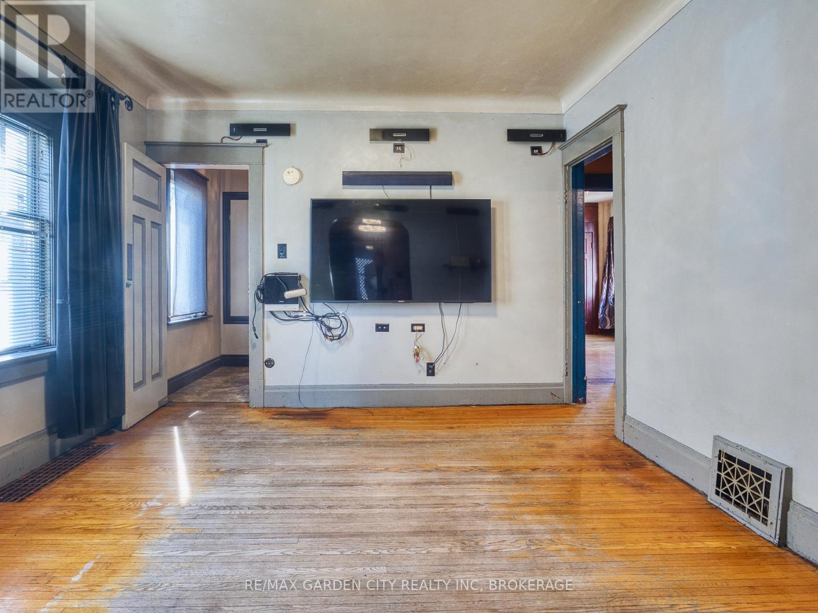 37 Kernahan Street, St. Catharines, Ontario  L2R 4T1 - Photo 6 - X12972468