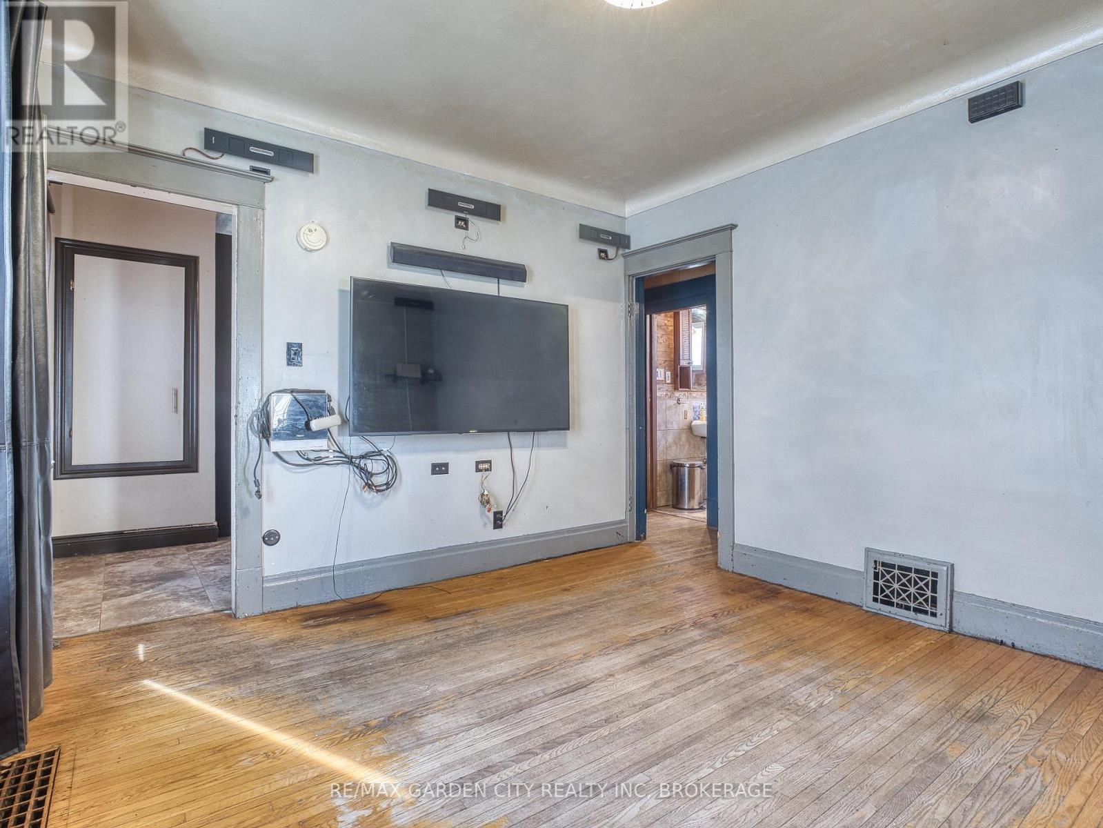 37 Kernahan Street, St. Catharines, Ontario  L2R 4T1 - Photo 7 - X12972468