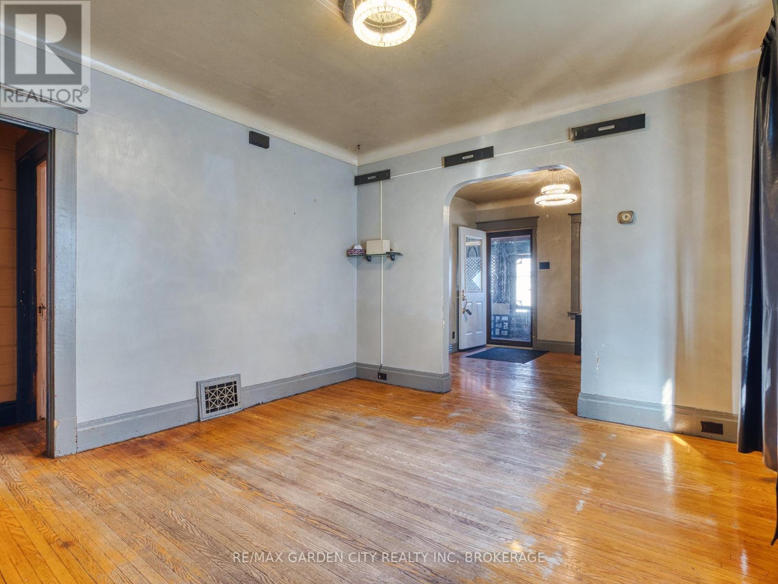 37 Kernahan Street, St. Catharines, Ontario  L2R 4T1 - Photo 8 - X12972468