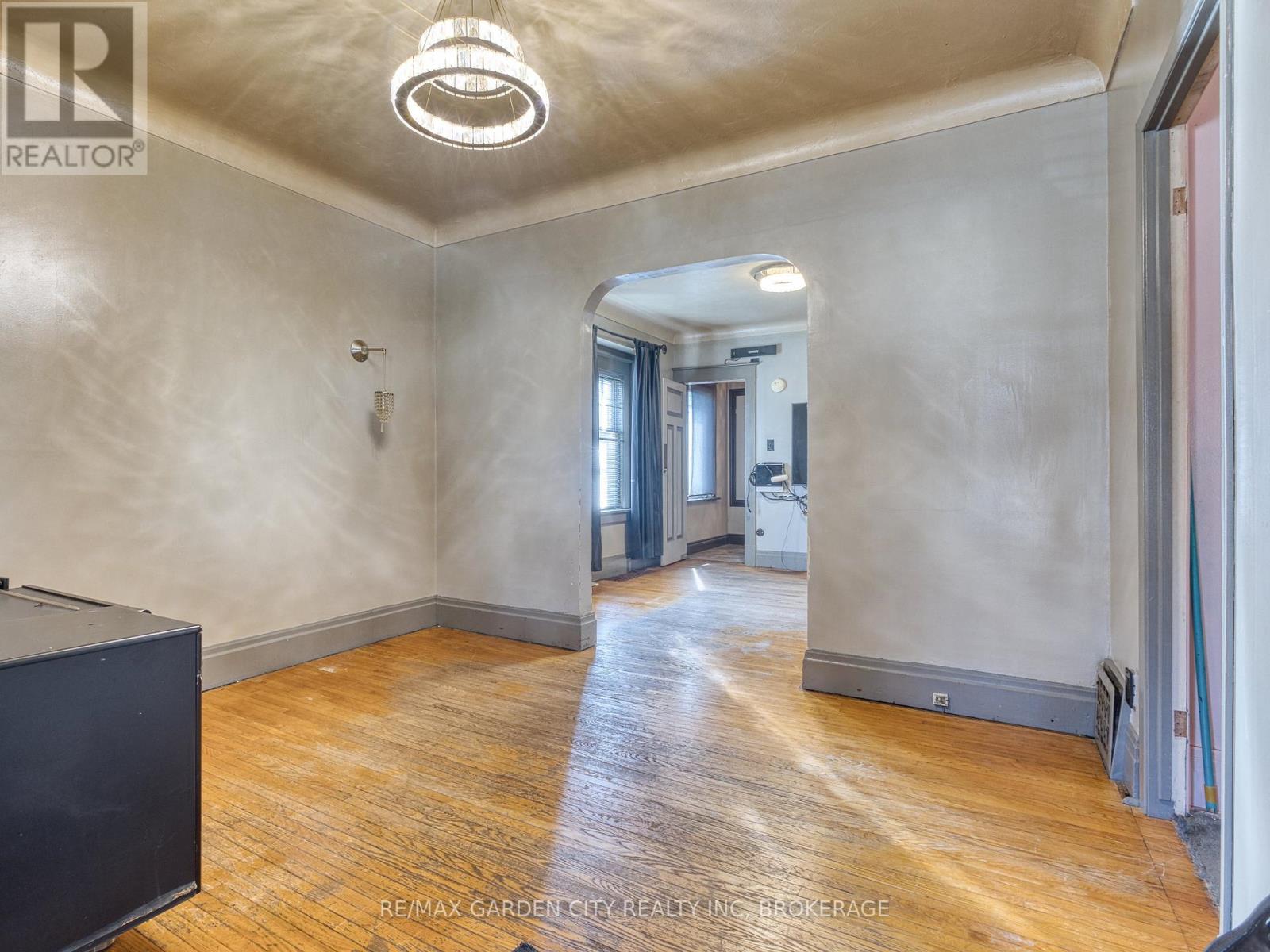 37 Kernahan Street, St. Catharines, Ontario  L2R 4T1 - Photo 9 - X12972468