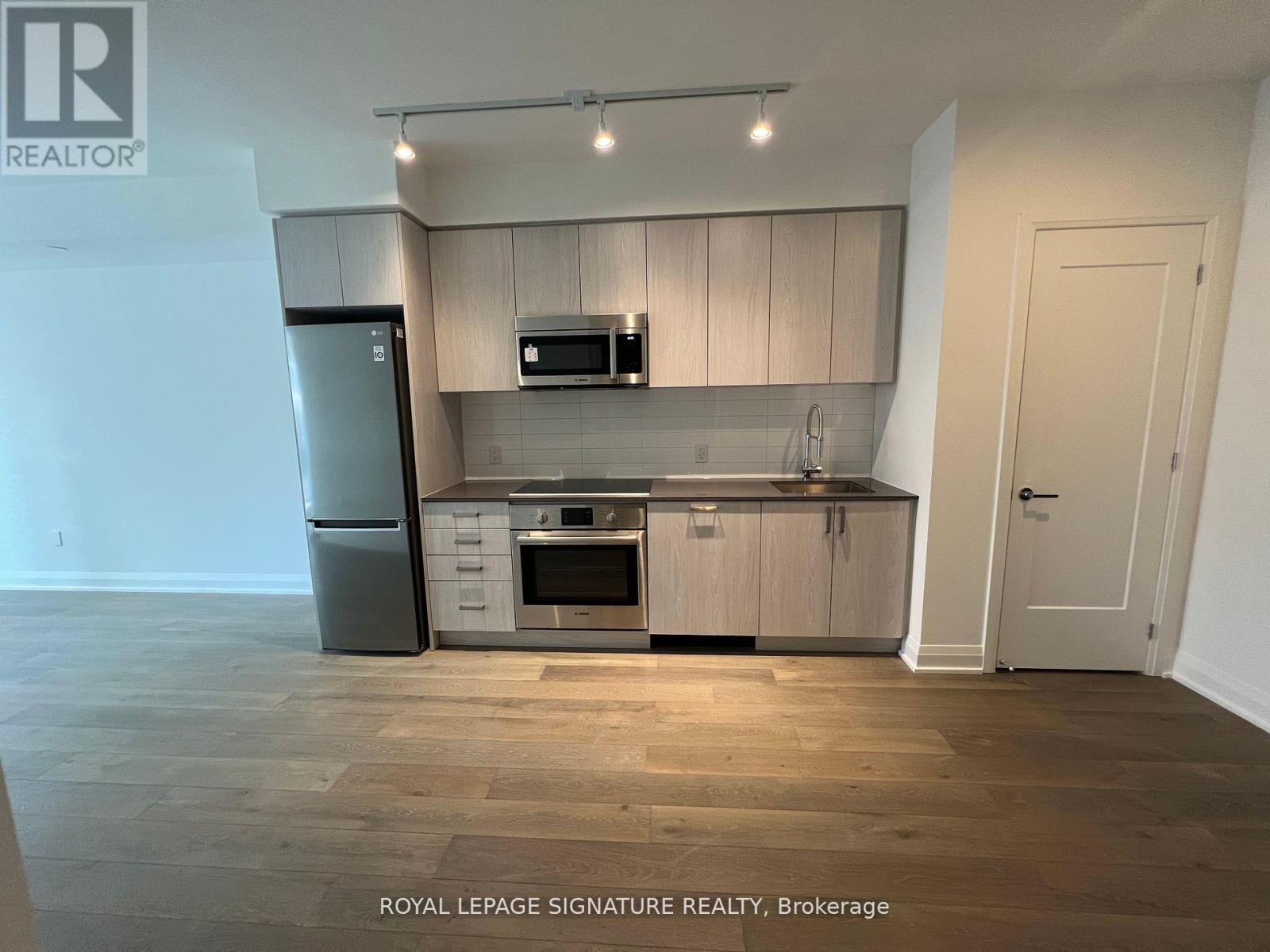 213 - 293 The Kingsway Avenue, Toronto, Ontario  M9A 3A9 - Photo 4 - W12969898