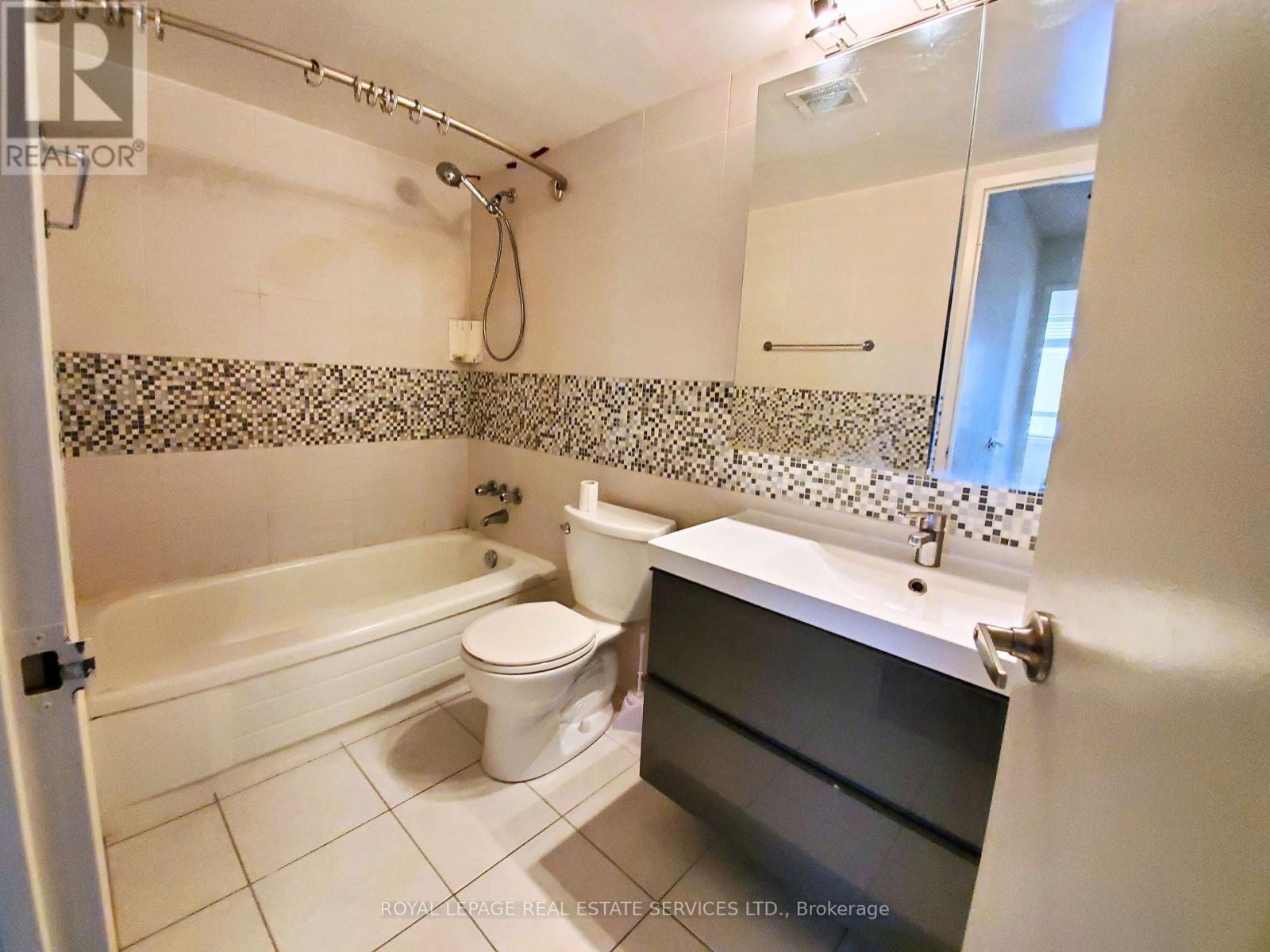 1910 - 633 Bay Street, Toronto, Ontario  M5G 2G4 - Photo 15 - C12972432