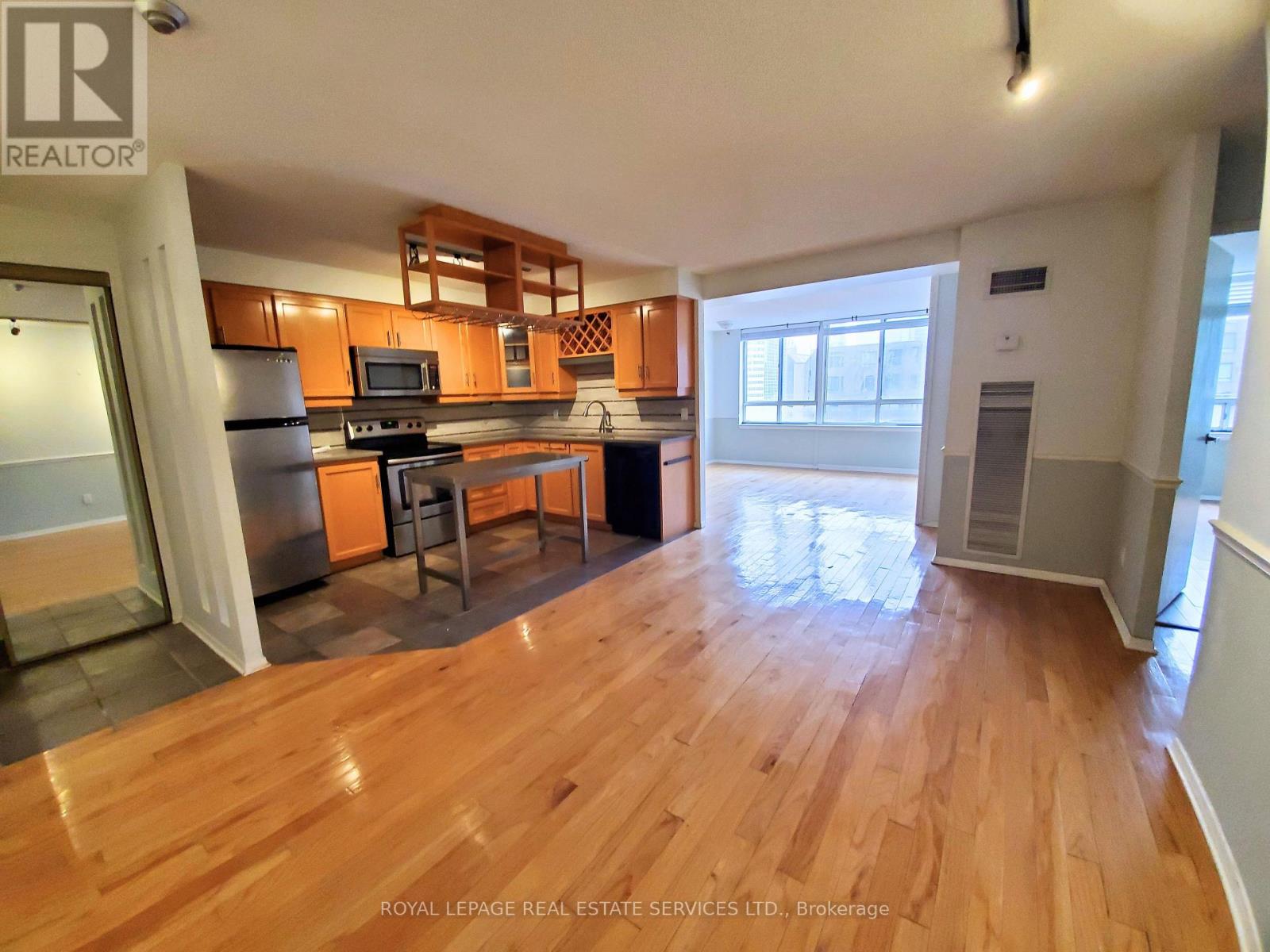 1910 - 633 Bay Street, Toronto, Ontario  M5G 2G4 - Photo 2 - C12972432