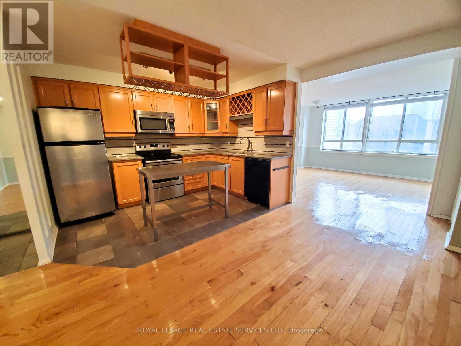 1910 - 633 Bay Street, Toronto, Ontario  M5G 2G4 - Photo 3 - C12972432