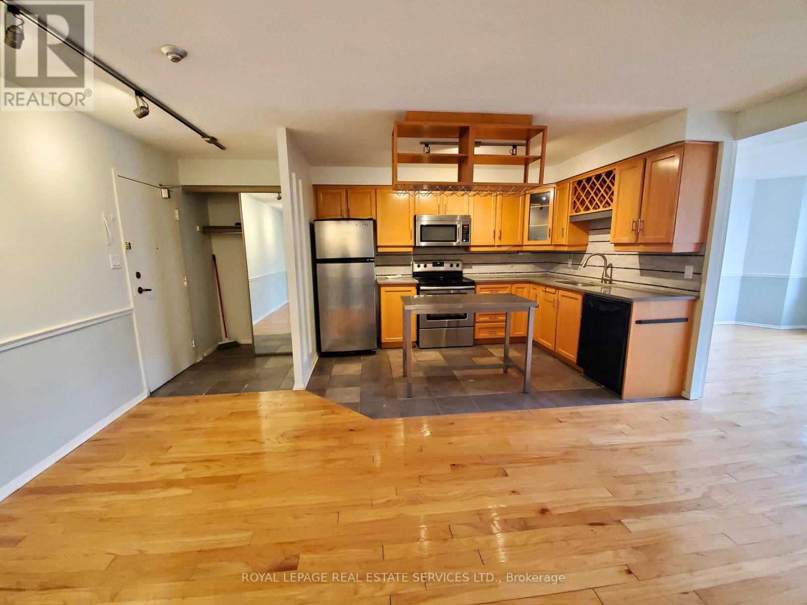 1910 - 633 Bay Street, Toronto, Ontario  M5G 2G4 - Photo 4 - C12972432