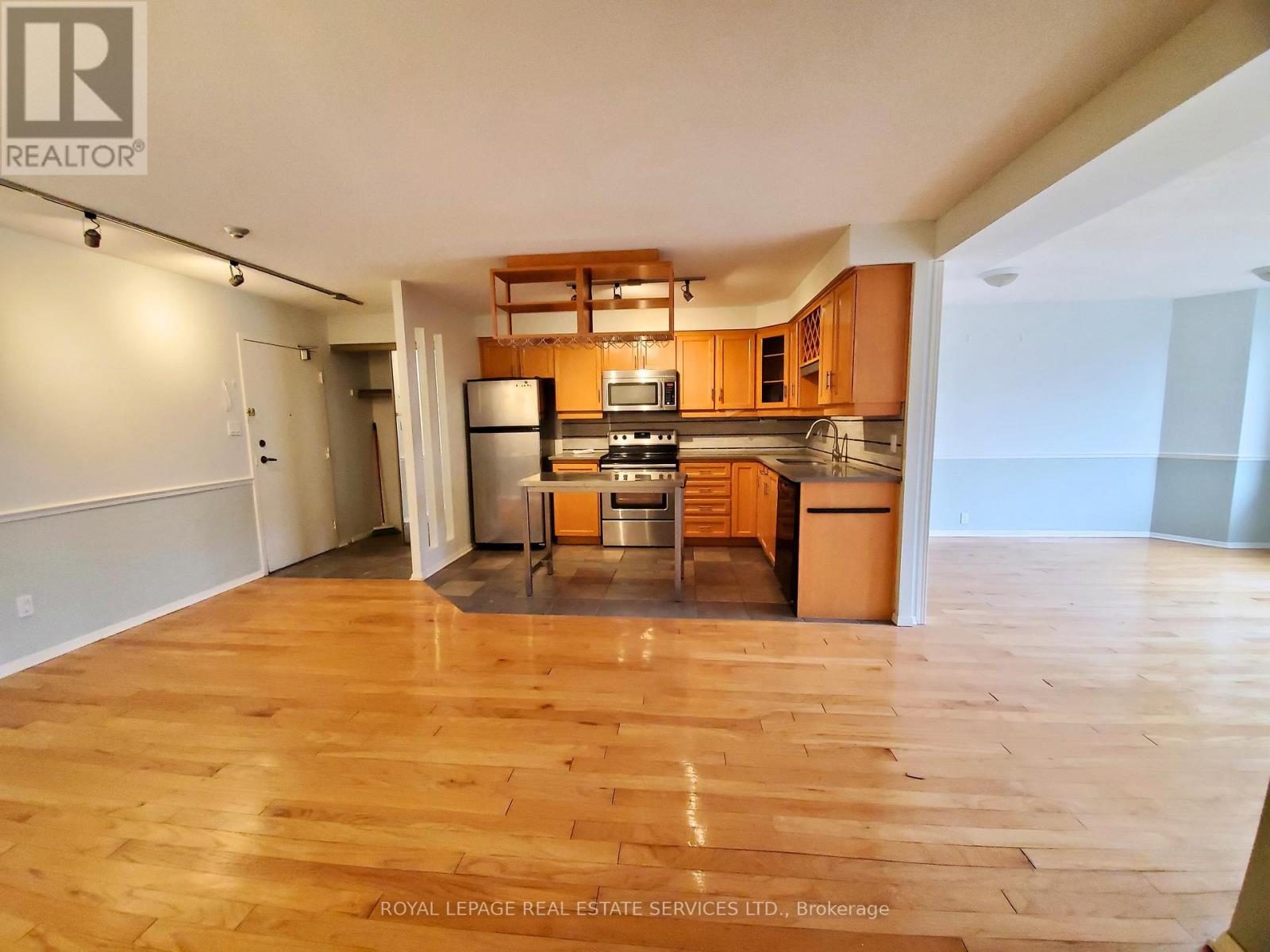 1910 - 633 Bay Street, Toronto, Ontario  M5G 2G4 - Photo 5 - C12972432