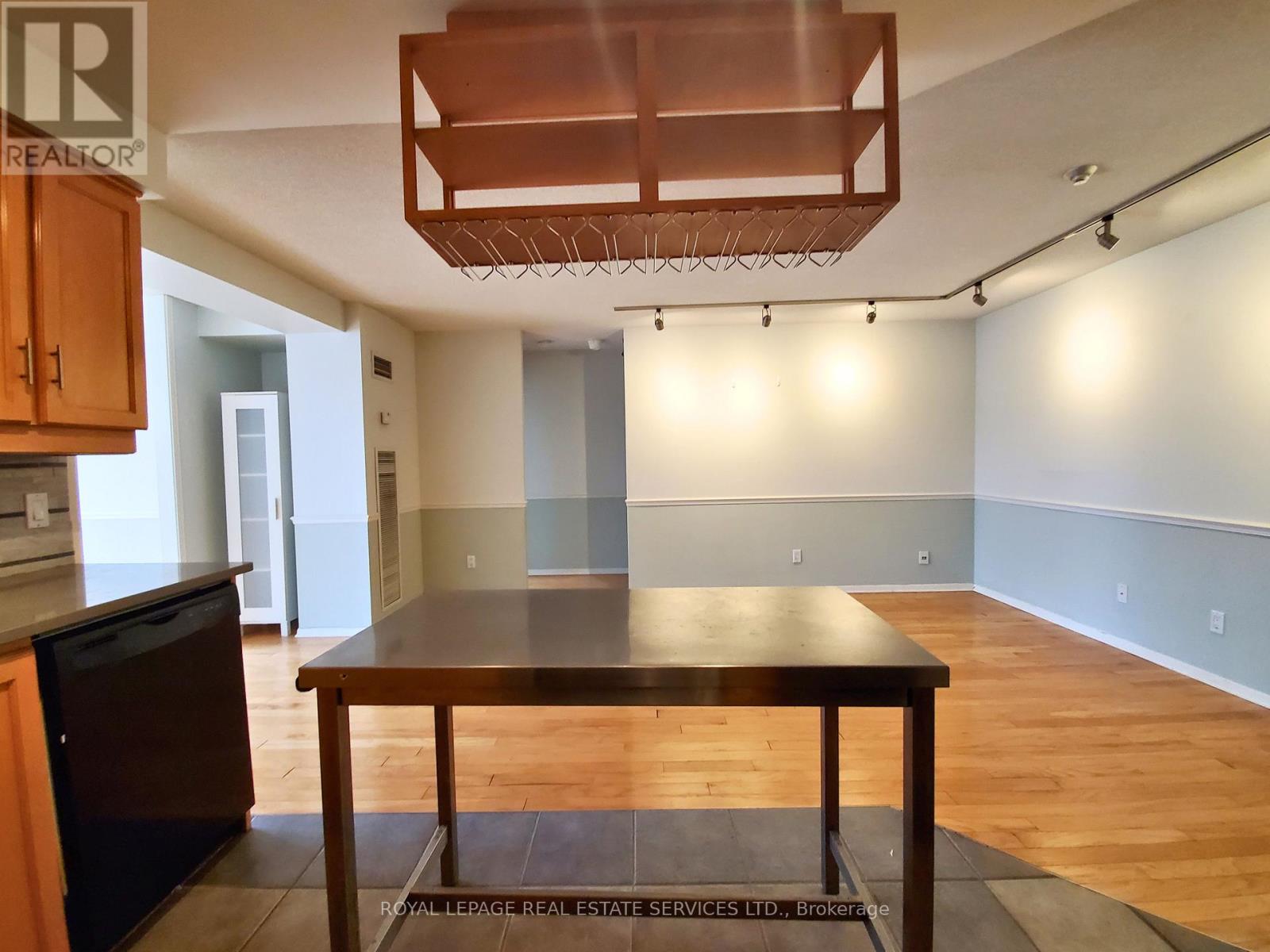 1910 - 633 Bay Street, Toronto, Ontario  M5G 2G4 - Photo 8 - C12972432