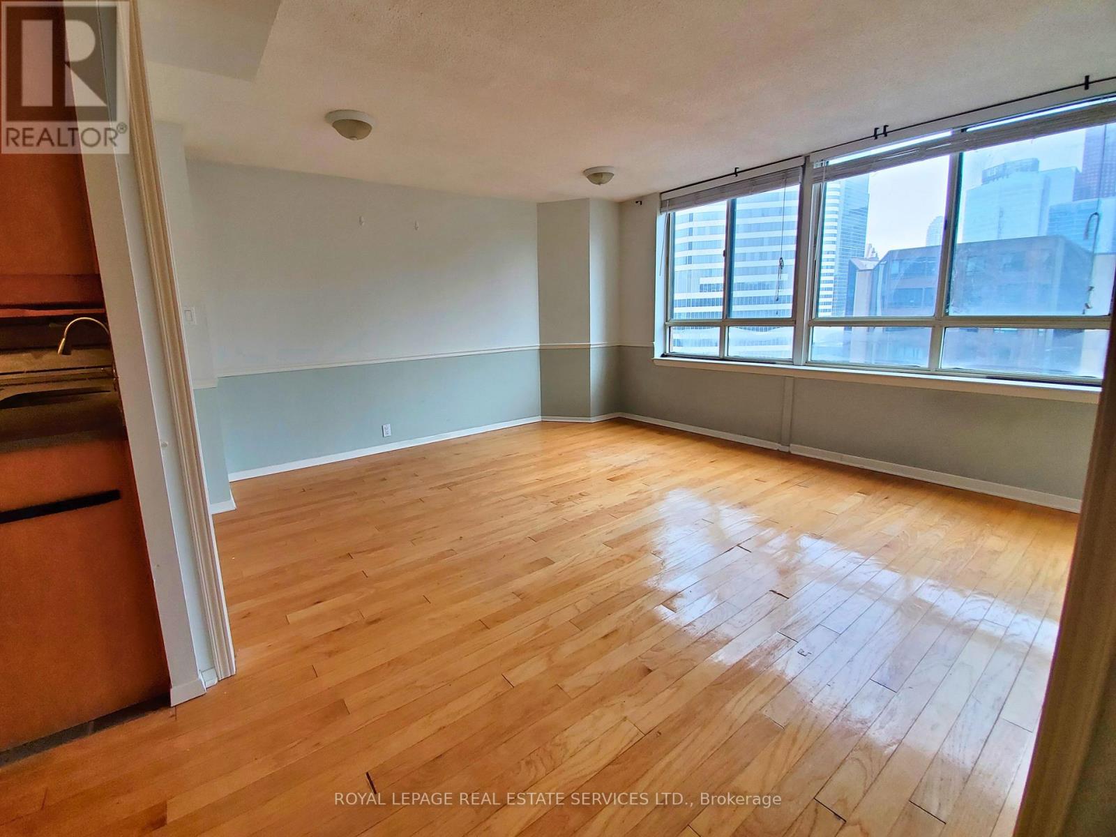 1910 - 633 Bay Street, Toronto, Ontario  M5G 2G4 - Photo 9 - C12972432