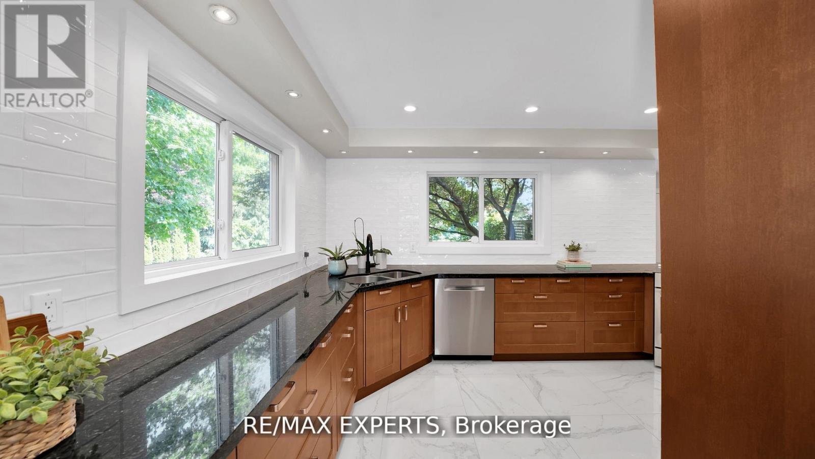 10 Kehoe Court, King (Nobleton), Ontario  L0G 1N0 - Photo 12 - N12972462