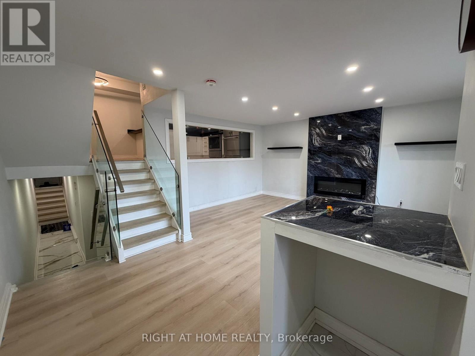 24 Springfair Avenue W, Aurora, Ontario  L4G 3M2 - Photo 2 - N12972718