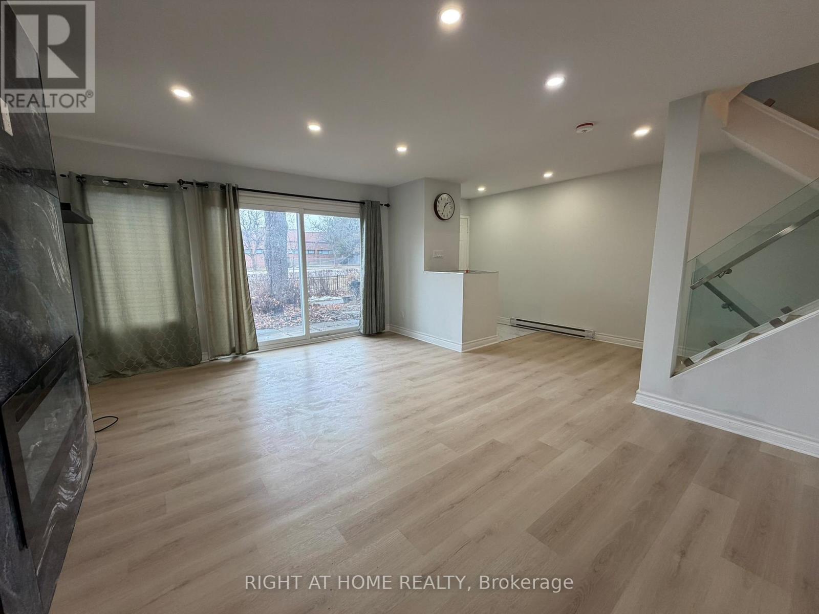 24 Springfair Avenue W, Aurora, Ontario  L4G 3M2 - Photo 4 - N12972718