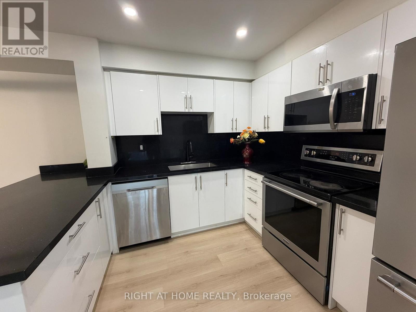 24 Springfair Avenue W, Aurora, Ontario  L4G 3M2 - Photo 9 - N12972718