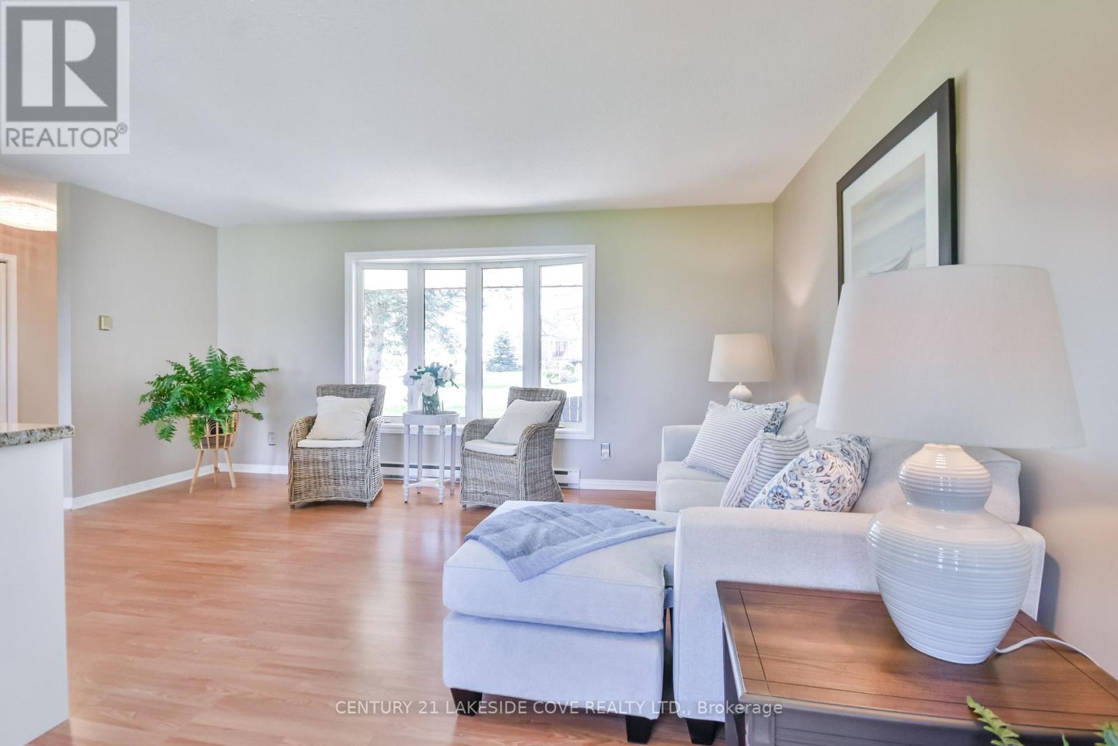 121 Bayshore Drive, Ramara, Ontario  L0K 1B0 - Photo 7 - S12972568