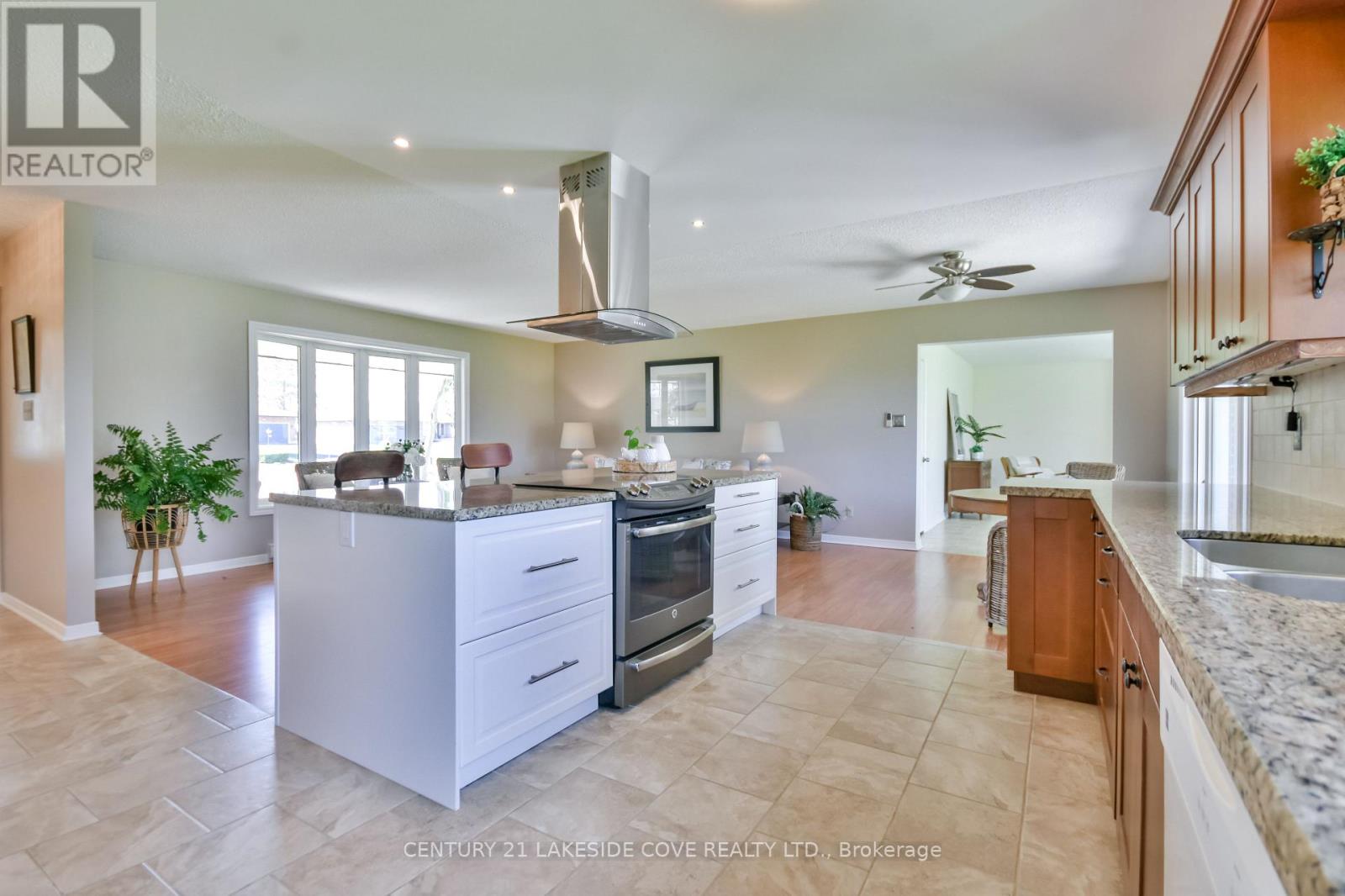 121 Bayshore Drive, Ramara, Ontario  L0K 1B0 - Photo 9 - S12972568