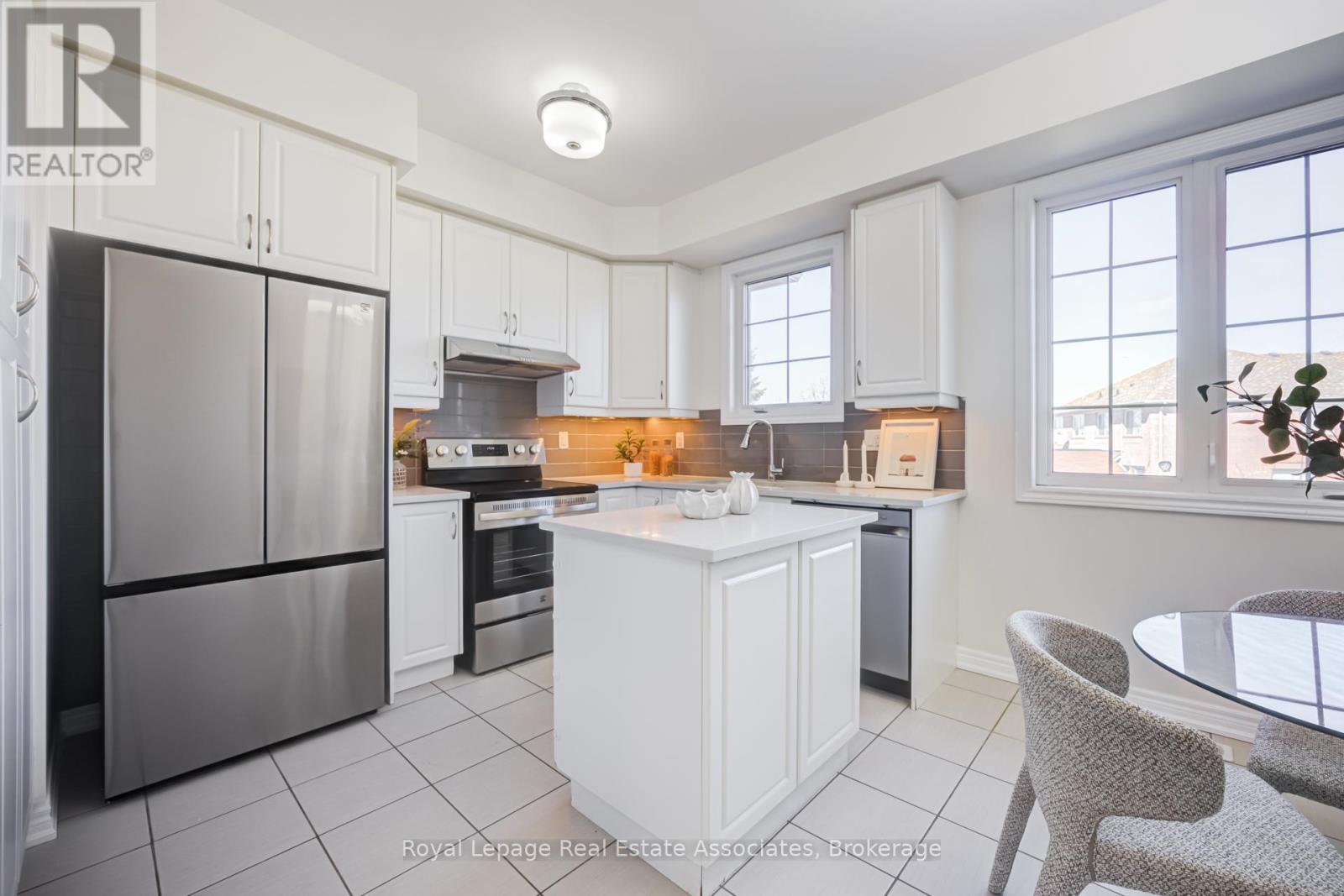 1376 Granrock Crescent, Mississauga, Ontario  L5V 0E1 - Photo 11 - W12972390