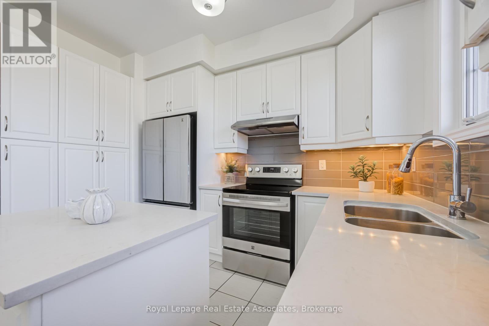 1376 Granrock Crescent, Mississauga, Ontario  L5V 0E1 - Photo 14 - W12972390