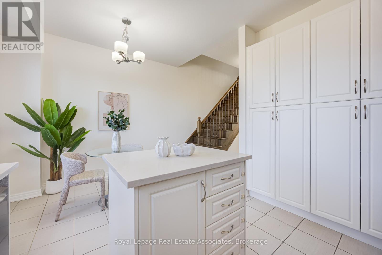 1376 Granrock Crescent, Mississauga, Ontario  L5V 0E1 - Photo 15 - W12972390