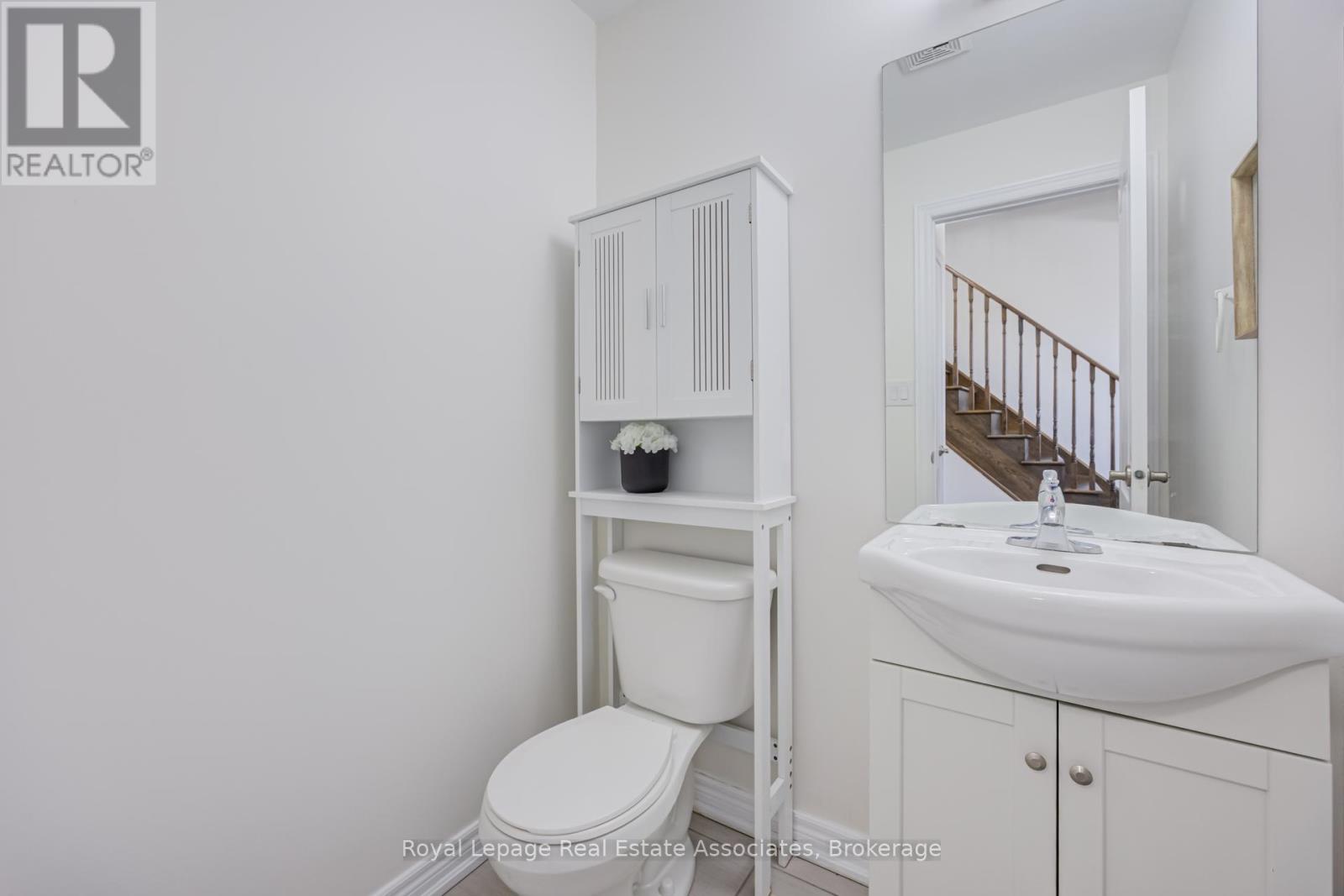 1376 Granrock Crescent, Mississauga, Ontario  L5V 0E1 - Photo 9 - W12972390