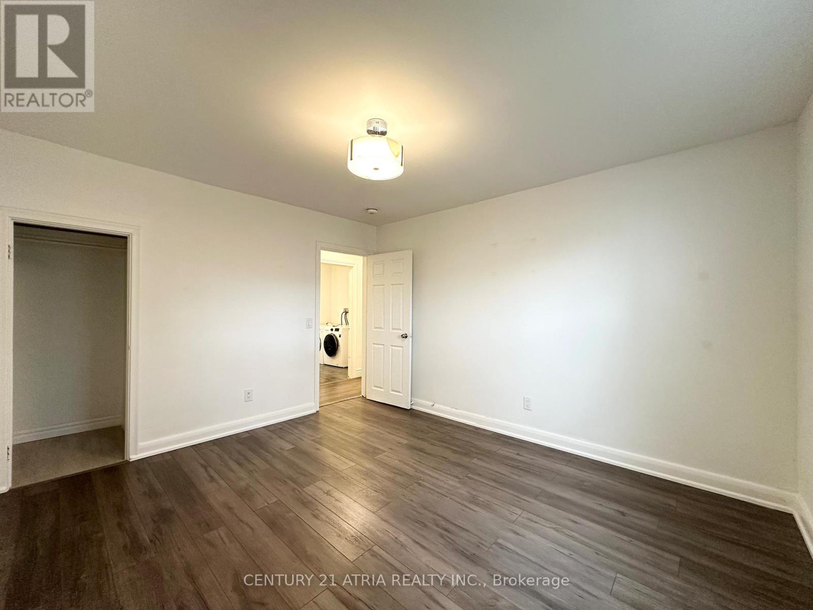 Upper - 1070 Fergus Avenue, Mississauga, Ontario  L5E 2P1 - Photo 11 - W12972394