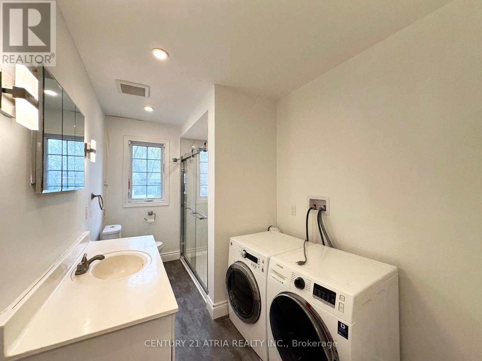 Upper - 1070 Fergus Avenue, Mississauga, Ontario  L5E 2P1 - Photo 16 - W12972394