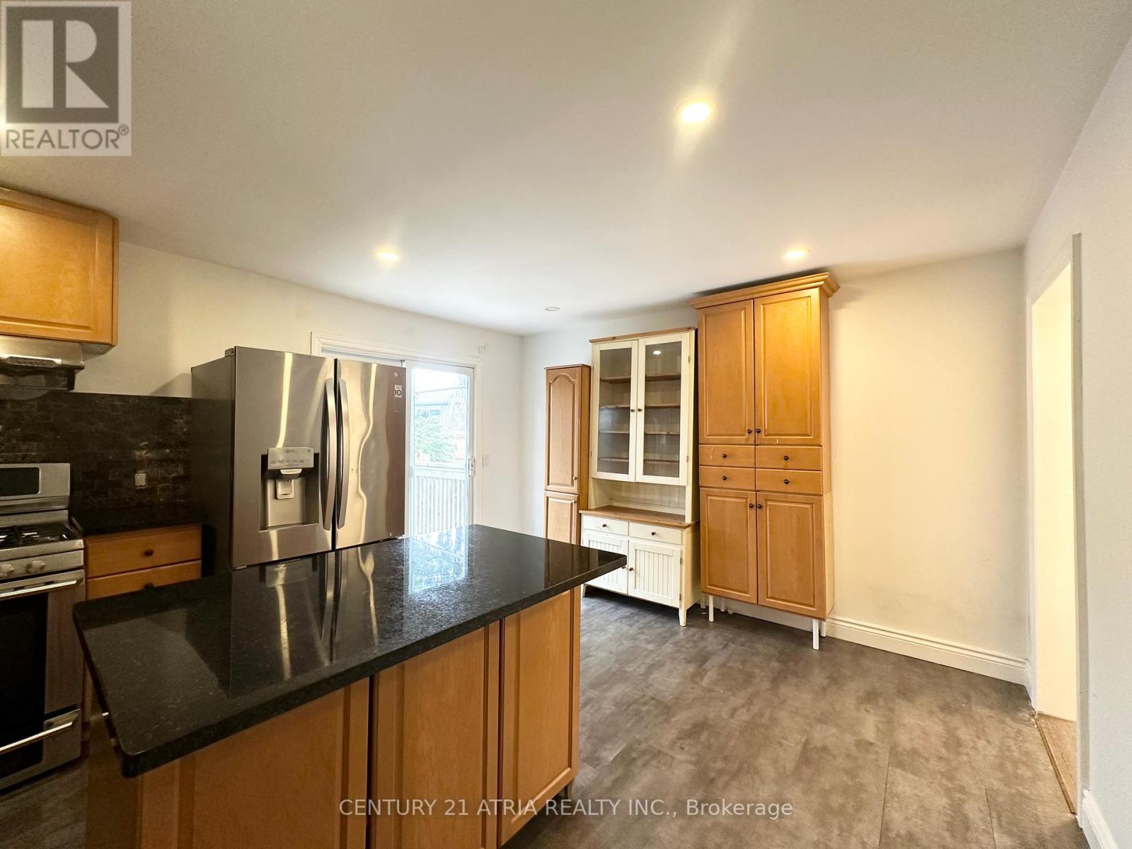 Upper - 1070 Fergus Avenue, Mississauga, Ontario  L5E 2P1 - Photo 9 - W12972394