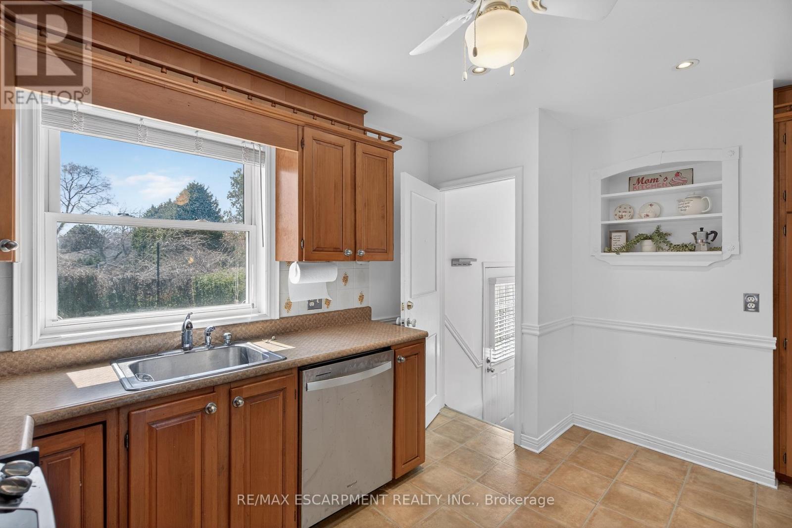 1055 Shepherd's Drive, Burlington, Ontario  L7T 3R4 - Photo 12 - W12972398