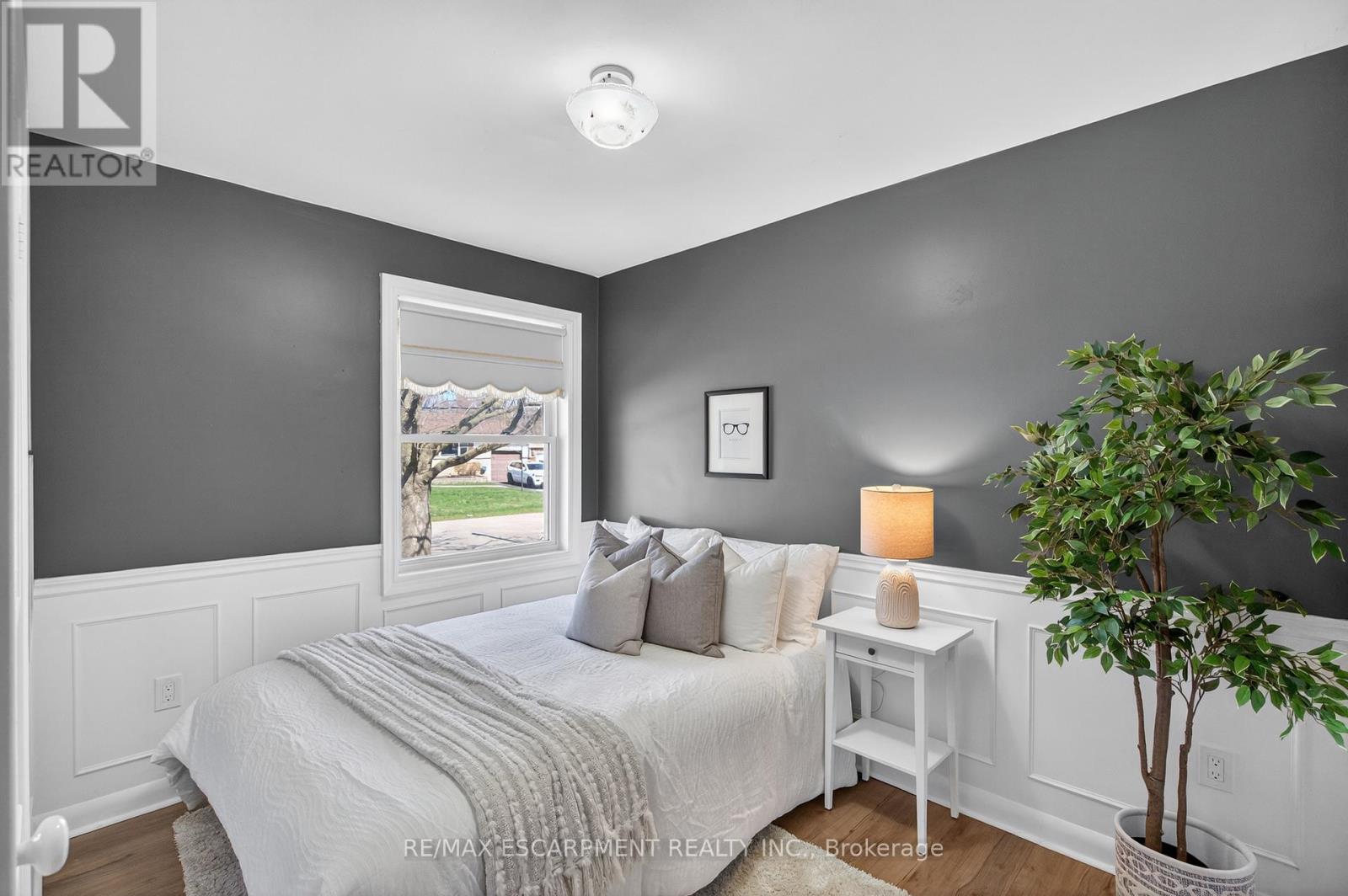 1055 Shepherd's Drive, Burlington, Ontario  L7T 3R4 - Photo 13 - W12972398